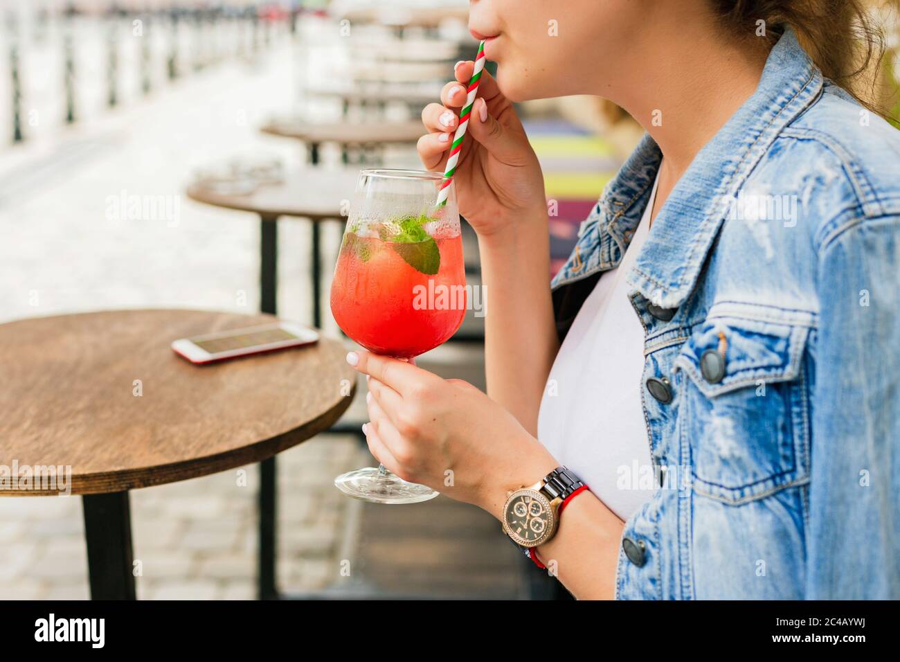 Dégustez un cocktail d'été froid dans un verre de vin sur la terrasse d'un café Banque D'Images