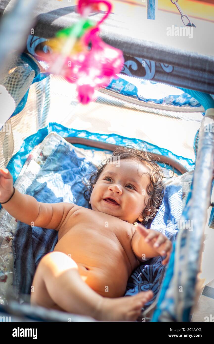 Mignon drôle rire de bébé indien, avoir plaisir à jouer des images de stock. Banque D'Images