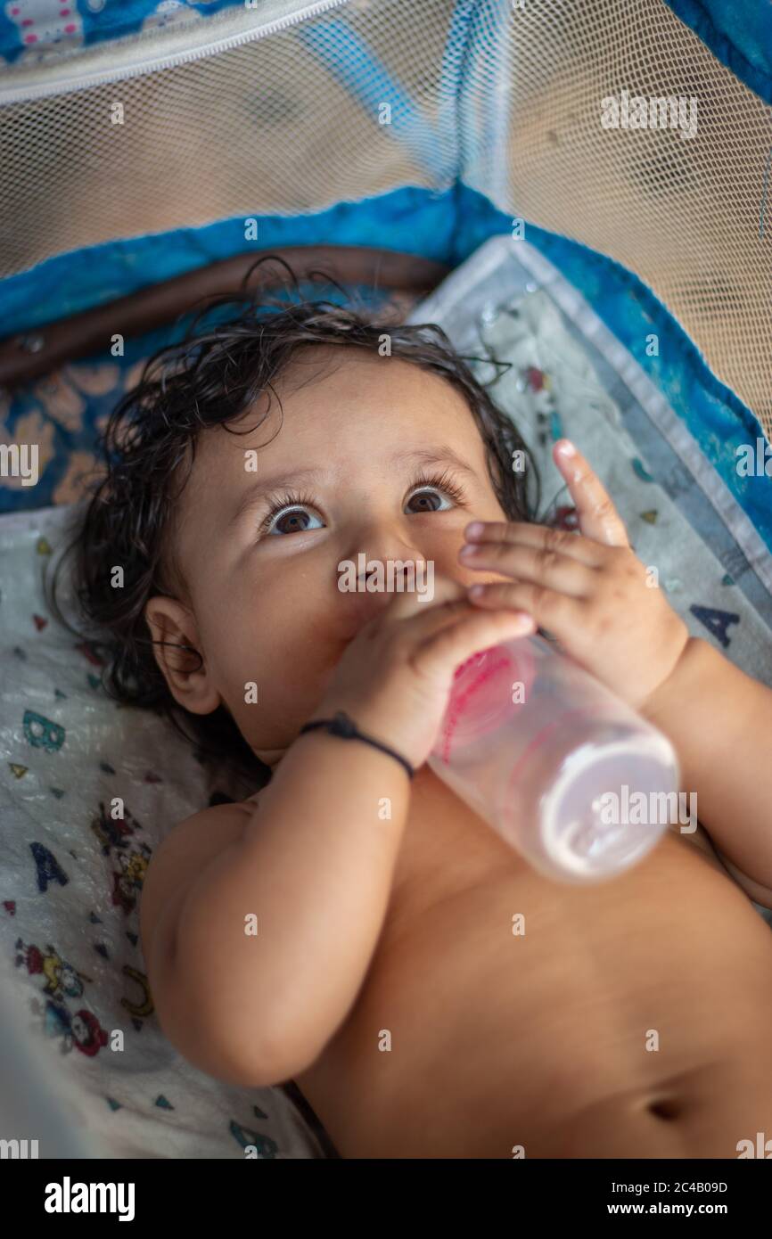 Mignon Drole Rire De Bebe Indien Avoir Plaisir A Jouer Des Images De Stock Photo Stock Alamy
