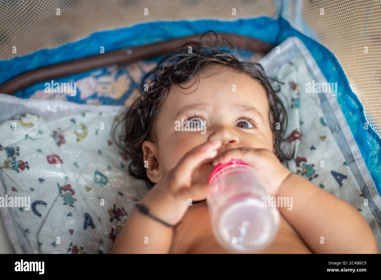 Mignon Drole Rire De Bebe Indien Avoir Plaisir A Jouer Des Images De Stock Photo Stock Alamy
