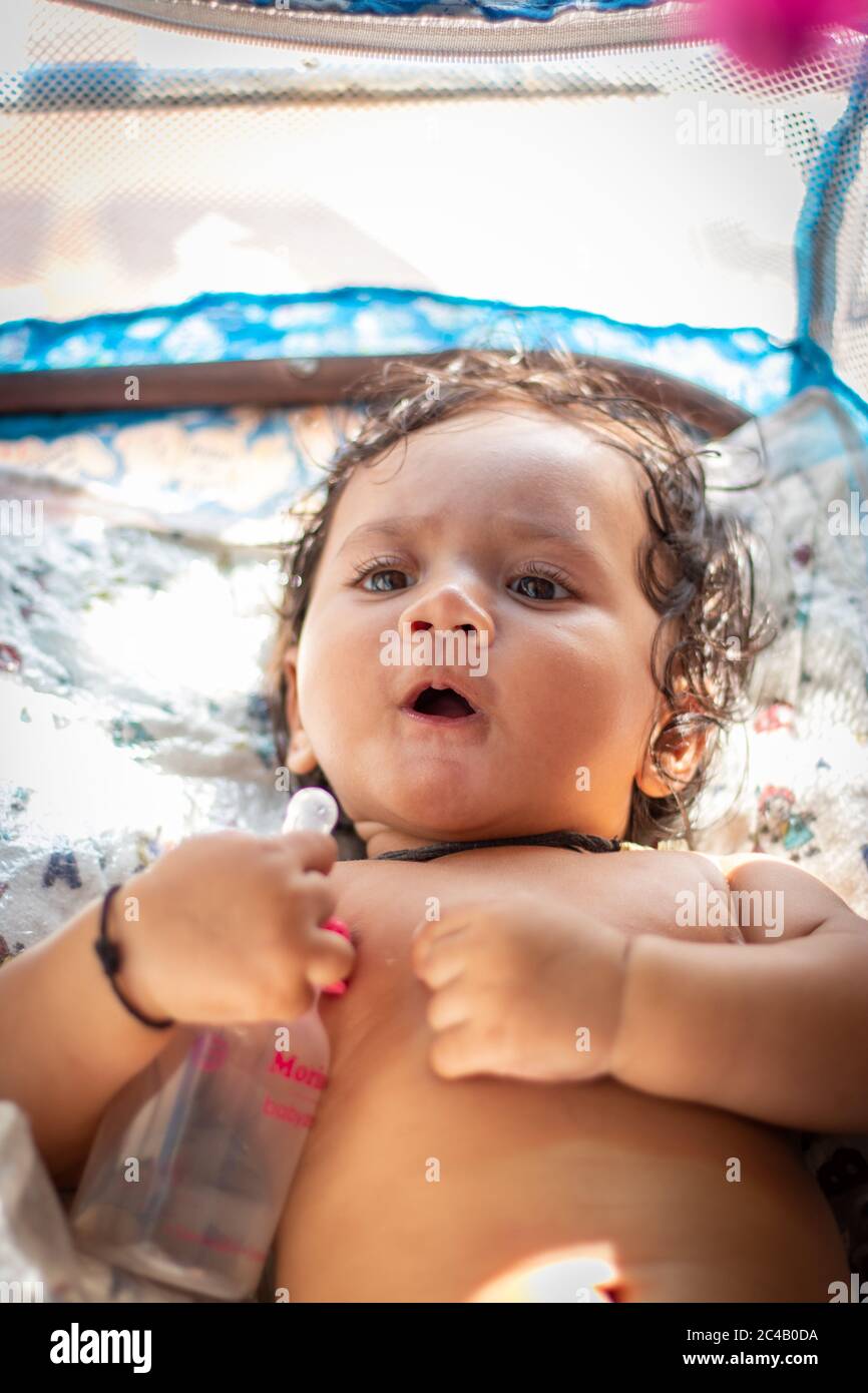 Mignon Drole Rire De Bebe Indien Avoir Plaisir A Jouer Des Images De Stock Photo Stock Alamy