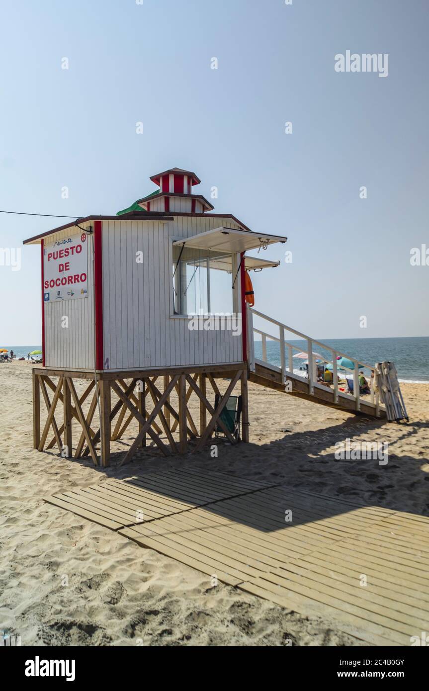 Maison de maître-nageur sur une plage de sable sur une plage espagnole Banque D'Images