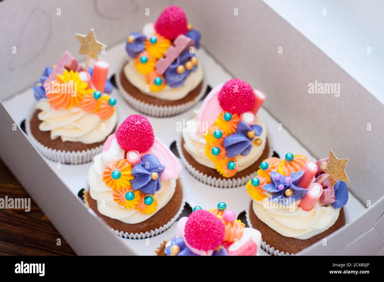 Petits Gateaux Au Chocolat De Fete Avec Decoration Au Fromage Blanc Rose Etoiles Dorees Bonbons Et Guimauves Dans Une Boite Cadeau Photo Stock Alamy