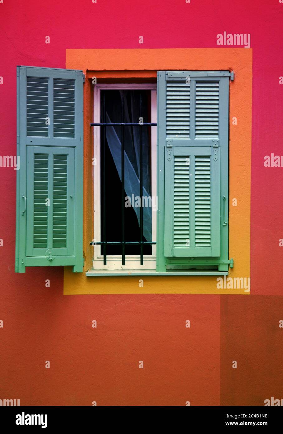 Fenêtre avec volets verts de la vieille maison méditerranéenne Banque D'Images