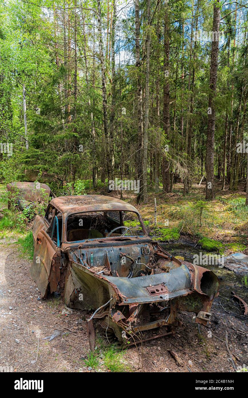 KIRKOE MOSSE, SUÈDE - 30 MAI 2020 : cimetière de voitures situé dans une forêt à Kirkoe Mosse, Suède. Banque D'Images