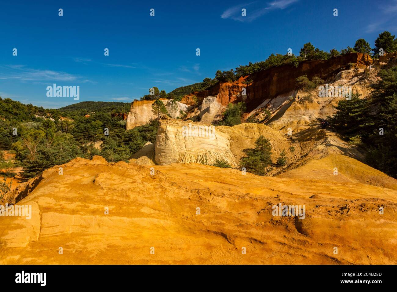 France Provence Colorado de Rustrel - Colorado les paysages provençaux de Rustrell ont été formés par l'érosion des terres ocre. Banque D'Images