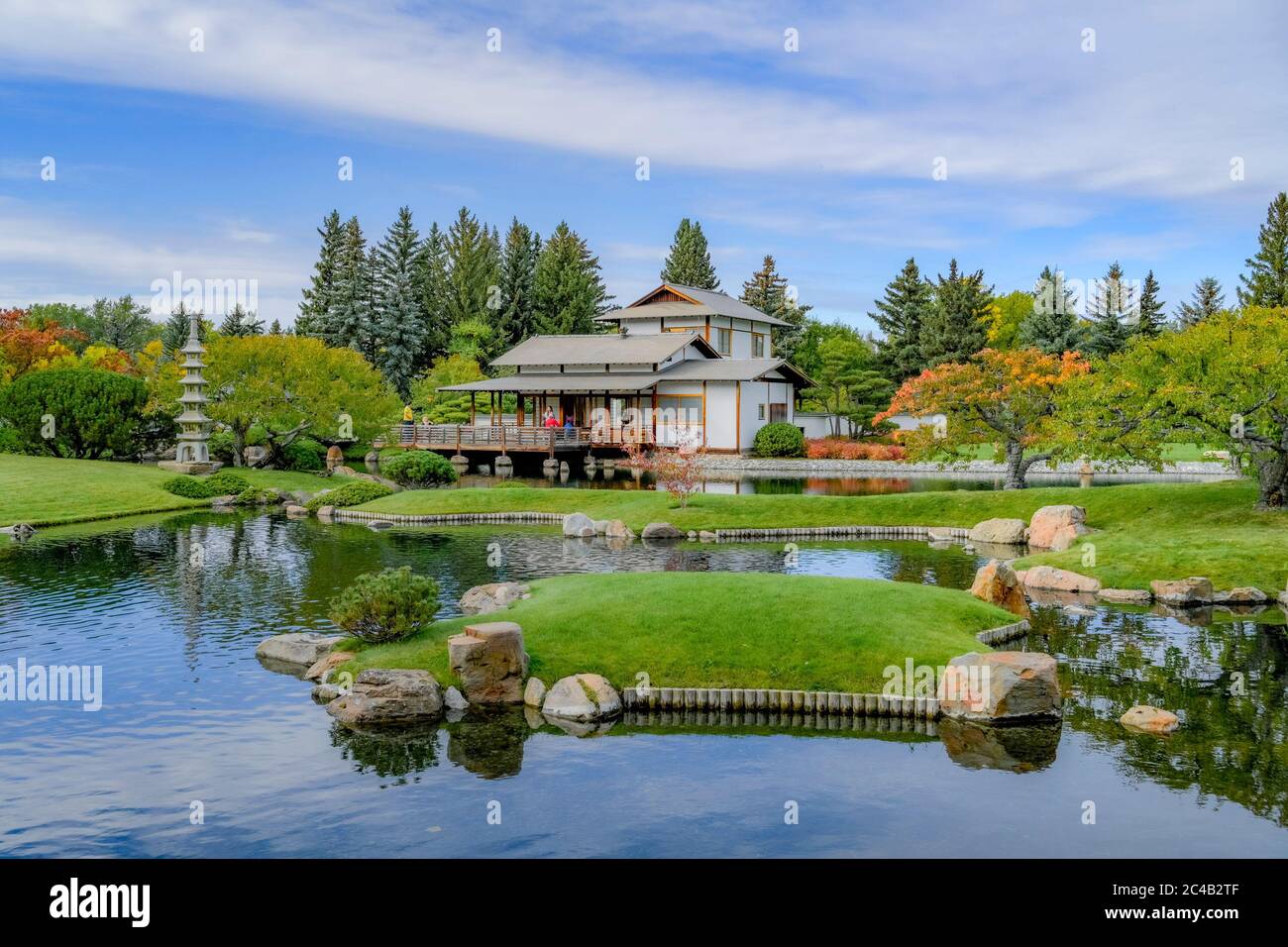 Étang, jardin japonais Nikka Yuko, Lethbridge, Alberta, Canada Banque D'Images
