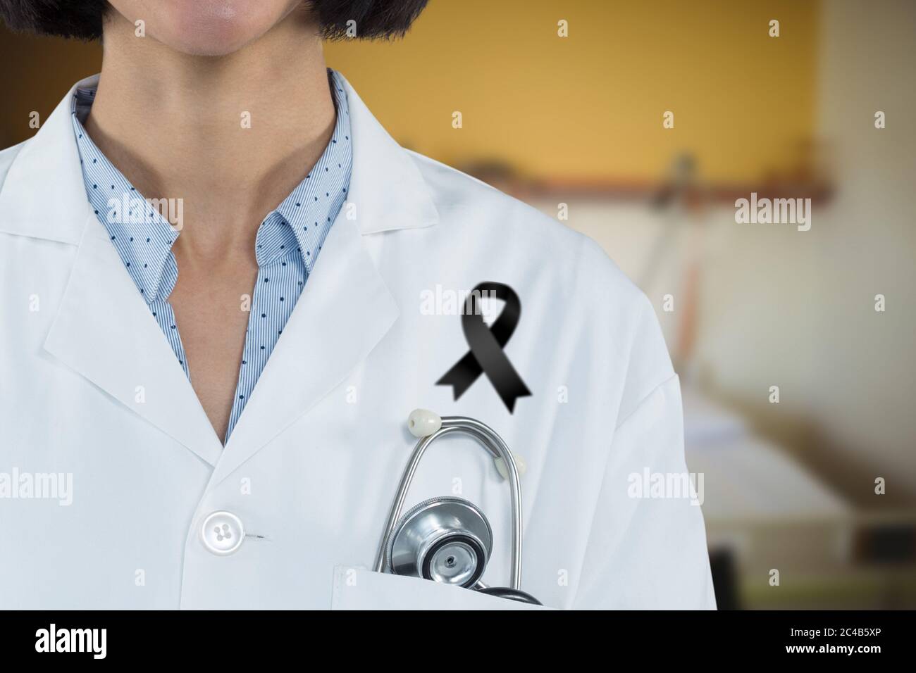 Section médiane de la femme médecin avec ruban noir debout sur la robe debout dans l'hôpital Banque D'Images