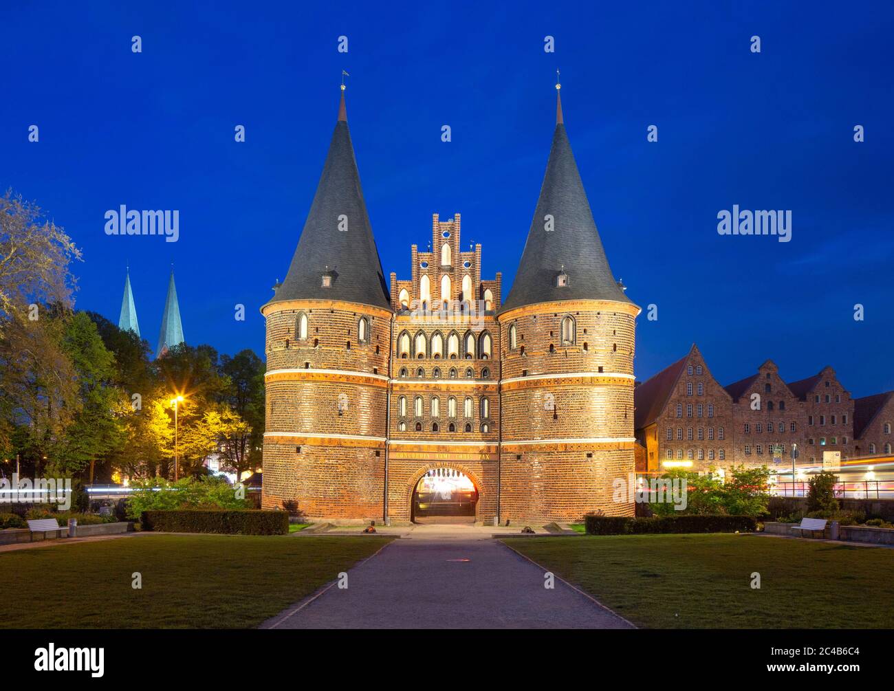 Holstentor, ancienne porte de la ville de l'ouest, côté champ, Luebeck, Schleswig-Holstein, Allemagne Banque D'Images