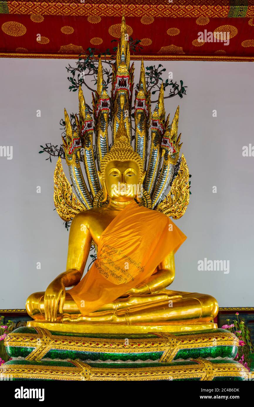 Bouddha méditant sous la protection d'un serpent naga à sept têtes, Wat Pho, Bangkok, Thaïlande Banque D'Images