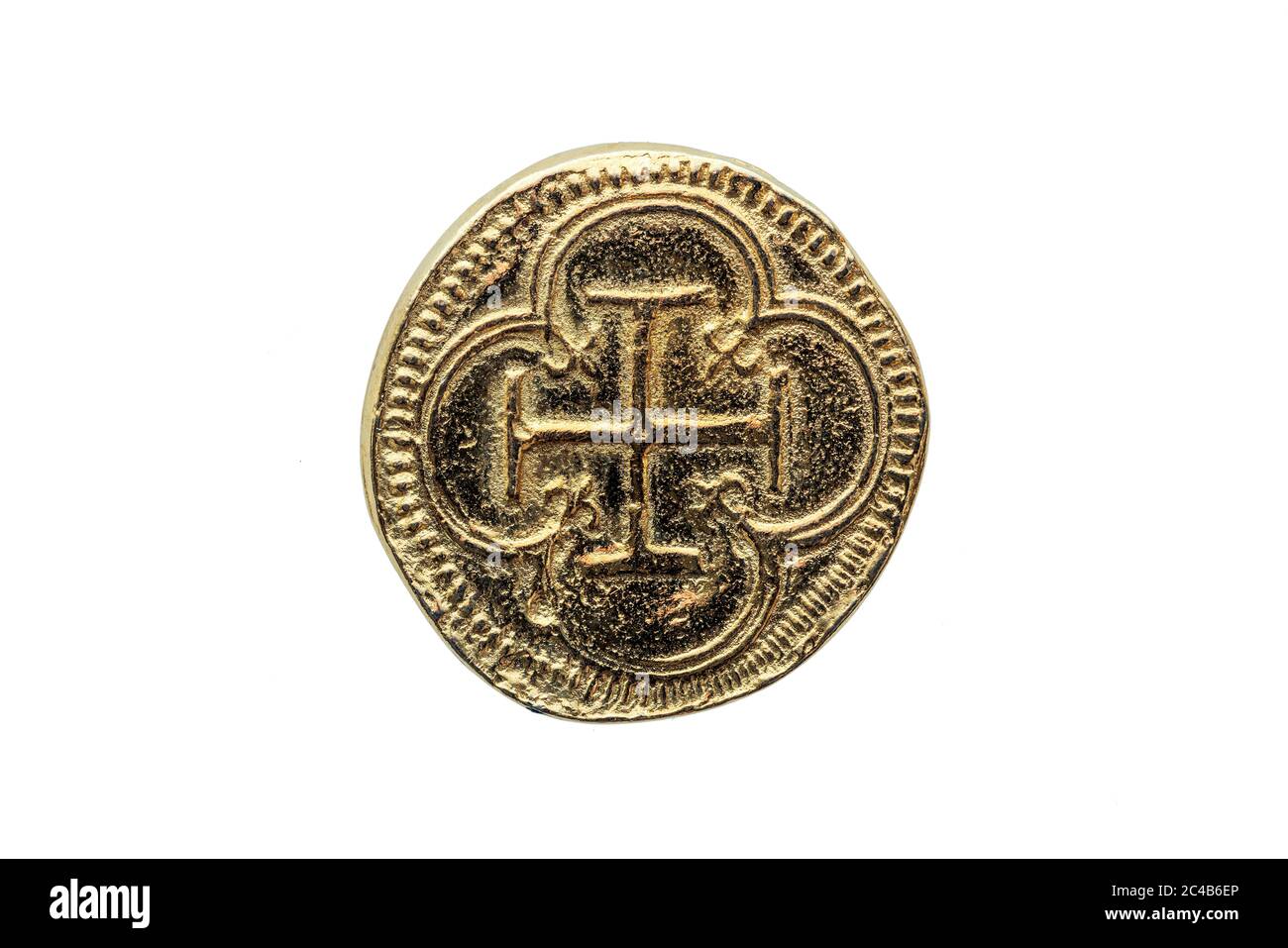 Or Escudos pièce de Philip II (Felipe II) de l'Espagne réplique Croix en quatrefoil face inversée coupée et isolée sur un fond blanc Banque D'Images