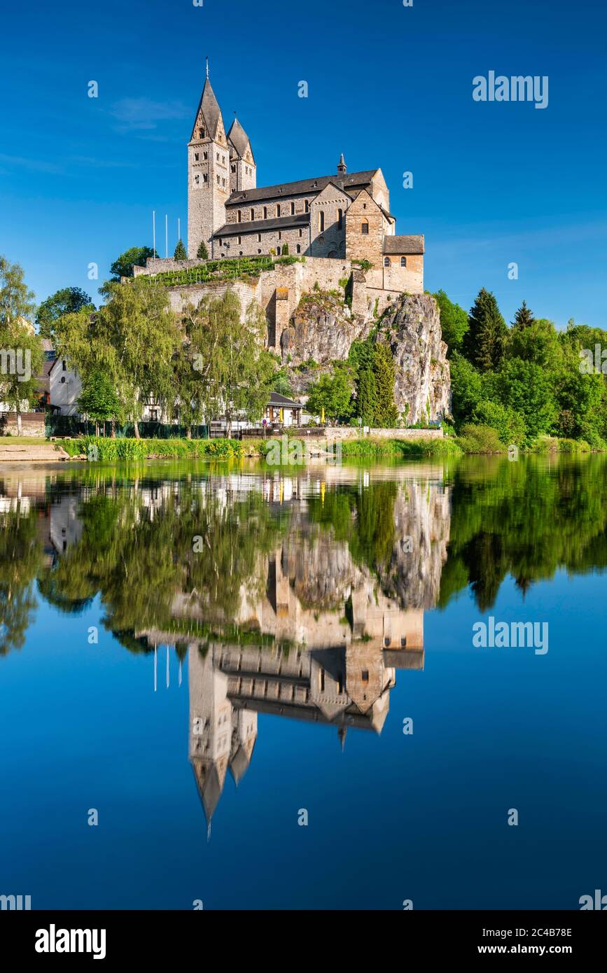 Eglise de Saint Lubentius à Dietkirchen an der Lahn, réflexion dans la rivière Lahn, près de Limburg an der Lahn, Hesse, Allemagne Banque D'Images