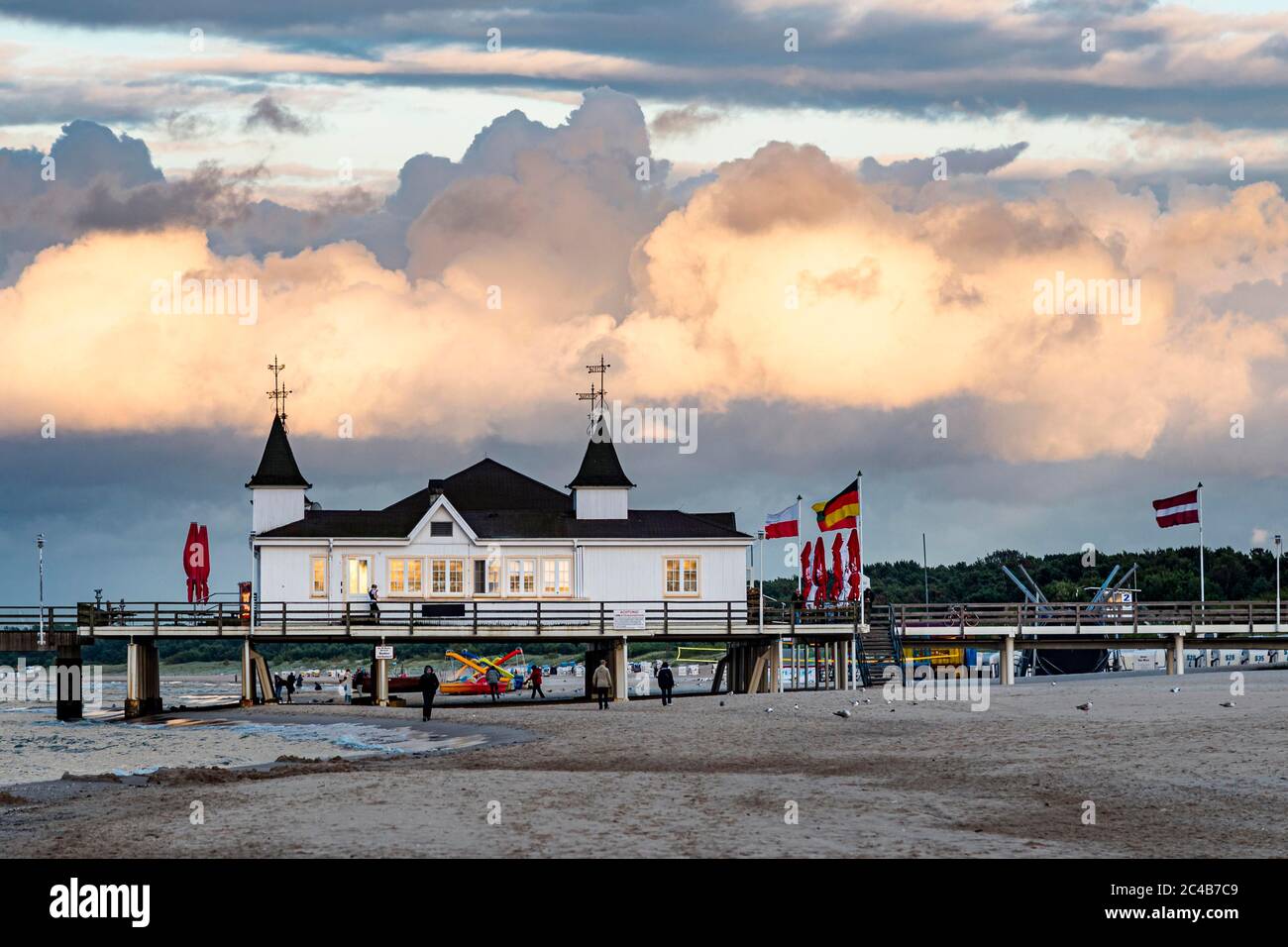 Pier Ahlbeck, restaurant, personnes à pied, plage, station balnéaire Ahlbeck, Usedom, Mecklenburg-Poméranie occidentale, Allemagne Banque D'Images