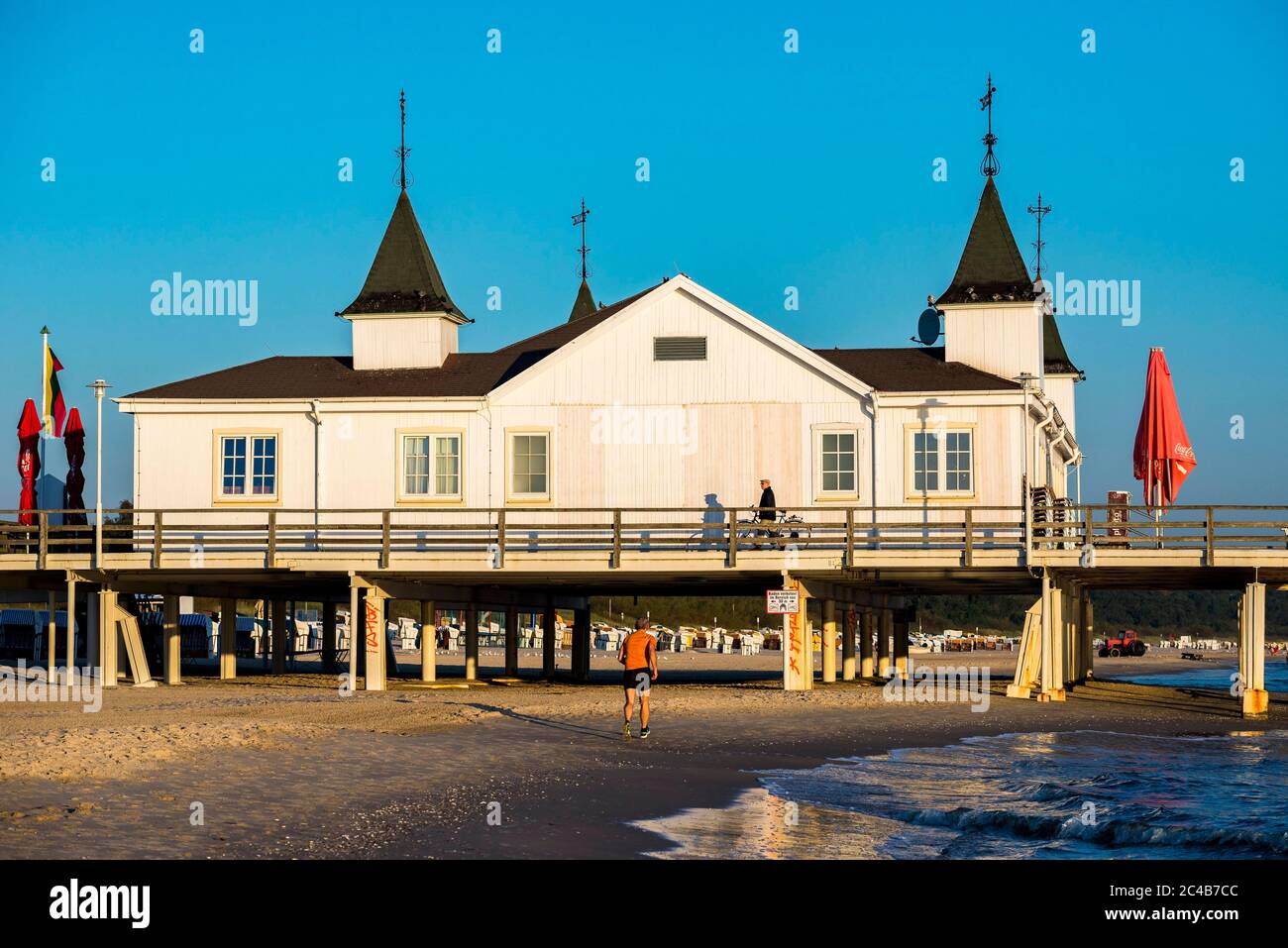 Pier Ahlbeck, restaurant, personnes à pied, plage, station balnéaire Ahlbeck, Usedom, Mecklenburg-Poméranie occidentale, Allemagne Banque D'Images