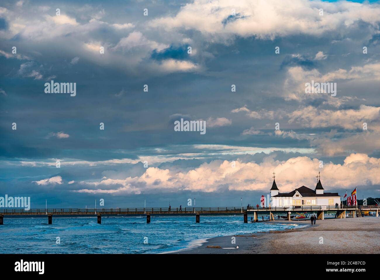 Pier Ahlbeck, restaurant, personnes à pied, plage, station balnéaire Ahlbeck, Usedom, Mecklenburg-Poméranie occidentale, Allemagne Banque D'Images