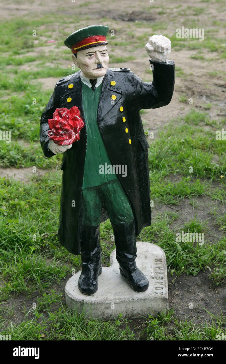 Statue en béton de couleur du commandant militaire soviétique Ivan Konev peinte comme Adolf Hitler installé dans la rue Koněvova dans le district de Žižkov à Prague, République tchèque, photographié le 24 juin 2020. Douze statues du maréchal soviétique controversé conçues par les artistes tchèques Tomáš Vrána, Martina Minařík Pavelková et Václav Minařík ont été installés temporairement à l'occasion du Festival du paysage dans différents endroits de la rue Koněvova, du nom d'Ivan Konev qui était un commandant du 1er Front ukrainien de l'Armée rouge qui a assisté à la libération de Prague au cours des derniers jours du monde Guerre II Banque D'Images