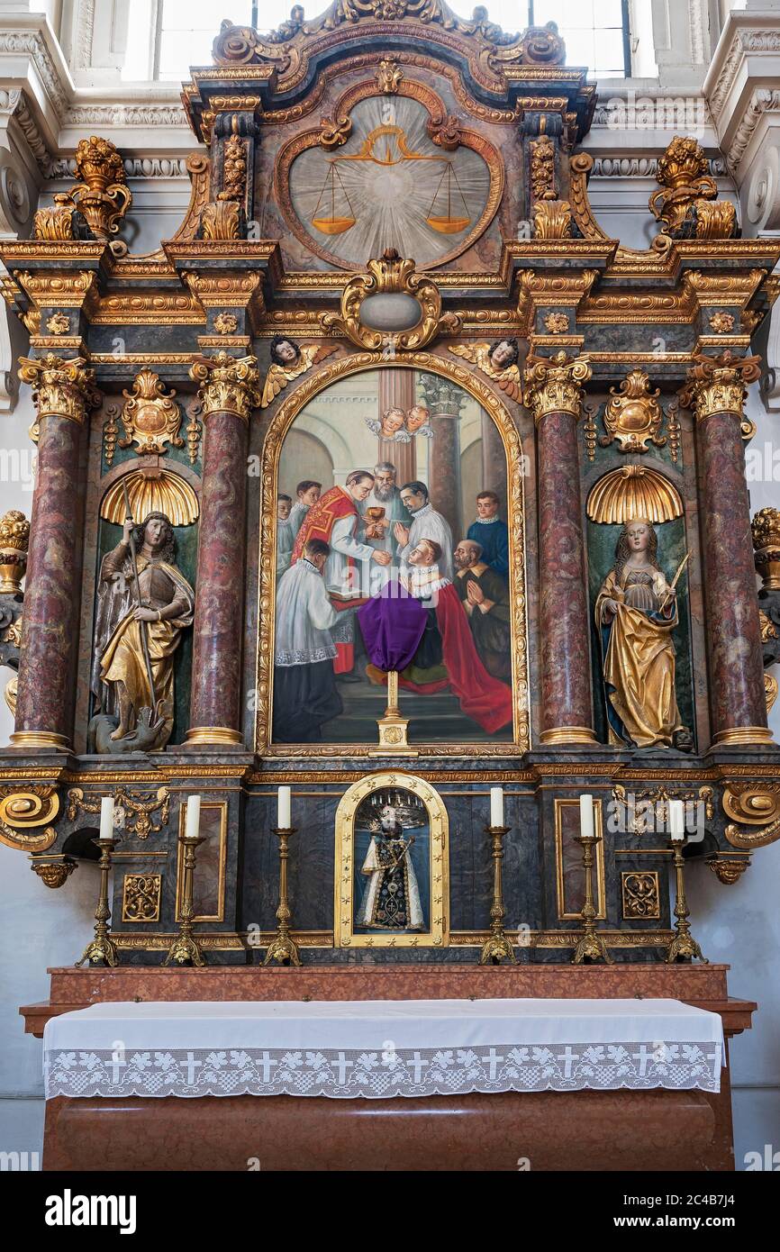 Autel latéral avec des figures de saints et de Madonna noire, nouvelle église paroissiale Saint-Margaret, Sendling, Munich, haute-Bavière, Bavière, Allemagne Banque D'Images