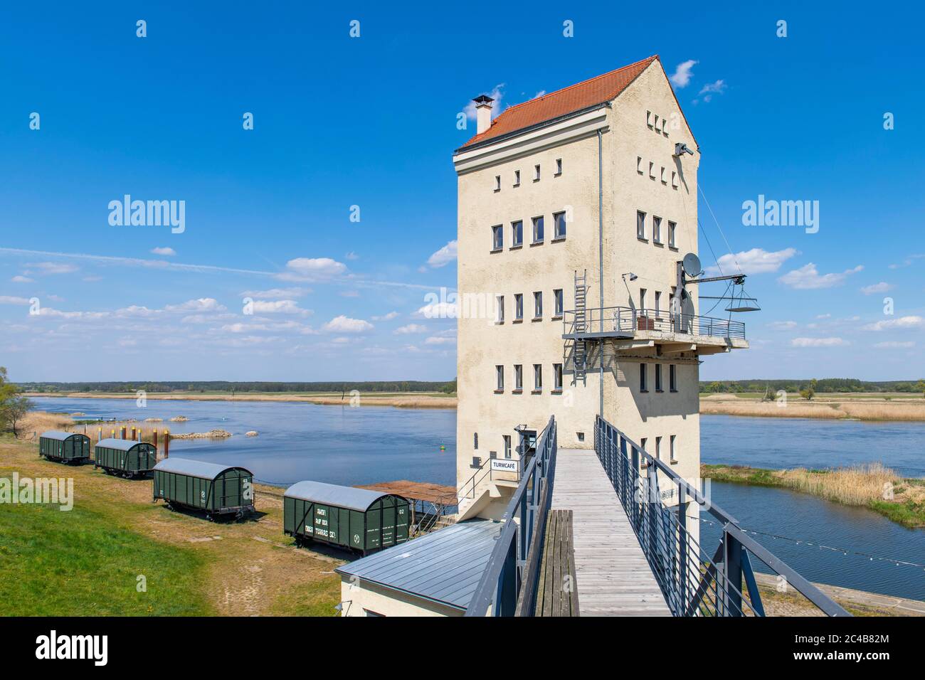 Turmcafe dans l'ancienne tour de chargement, Kulturhafen Gross Neuendorf, communauté de Letschin, Oder-Neisse-Radweg, Oderbruch, Maerkisch Oderland Banque D'Images