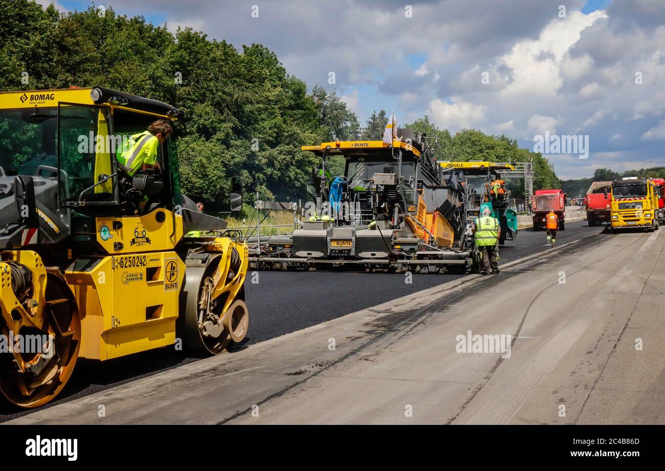 La construction de routes, les finisseurs et les rouleaux utilisent de l'asphalte à la chuchote, la réhabilitation de l'autoroute A3 entre les jonctions Kaiserberg Banque D'Images