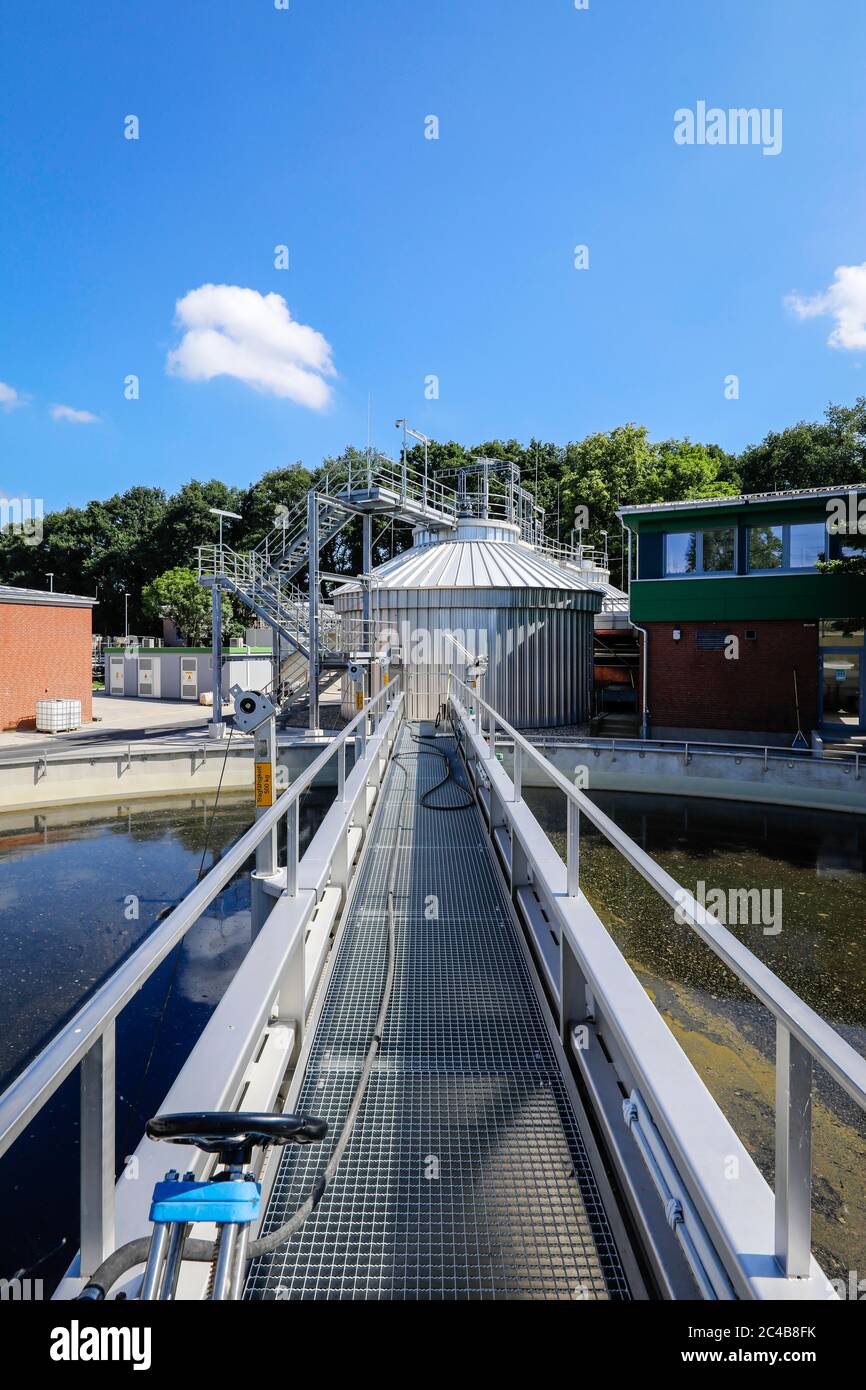 Traitement des eaux usées dans l'usine de traitement des eaux usées de Voerde, Basse-Rhin, Rhénanie-du-Nord-Westphalie, Allemagne Banque D'Images