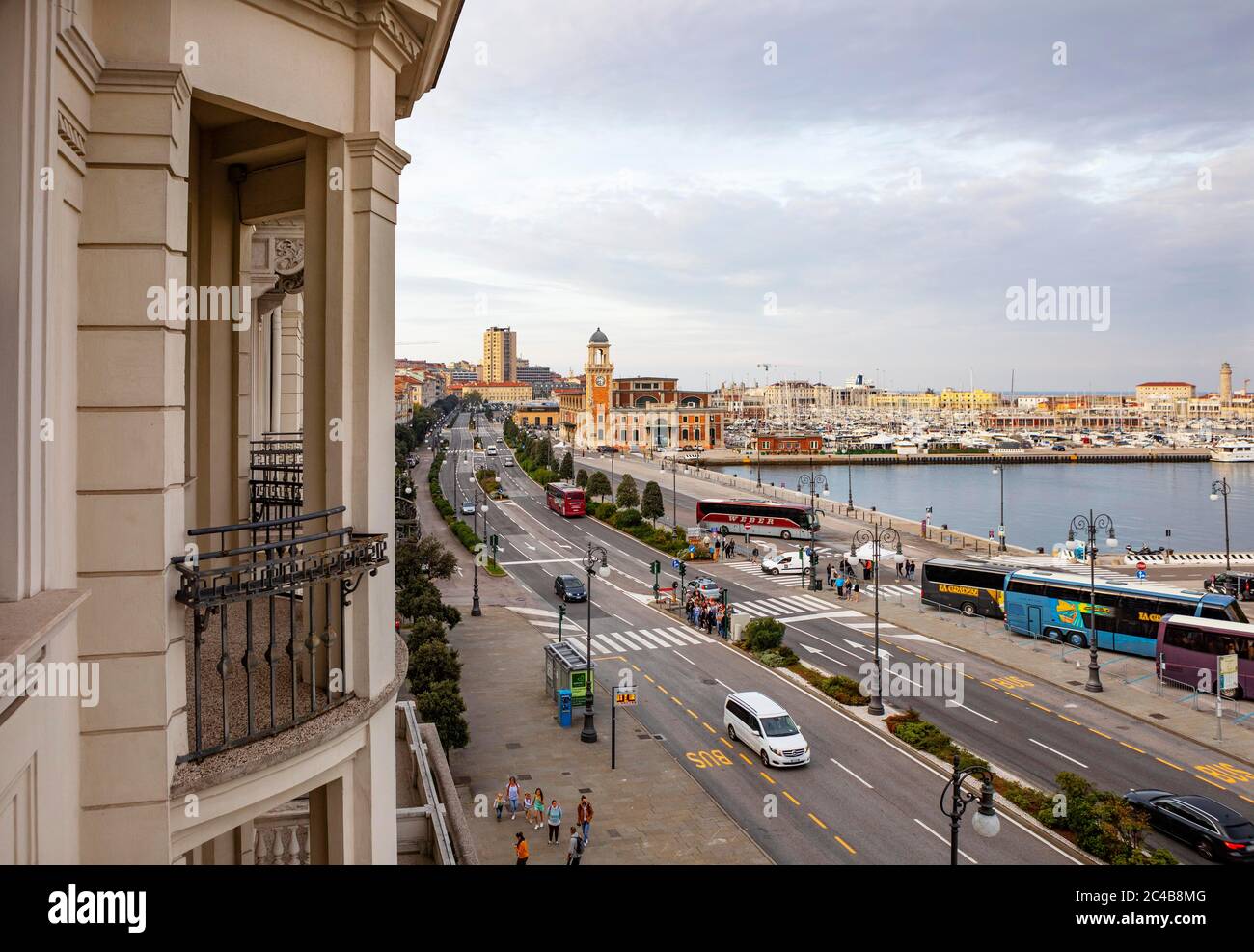 Front de mer, Riva del Mandracchio, Trieste, Golfe de Trieste, Friuli Venezia Giulia, Italie Banque D'Images