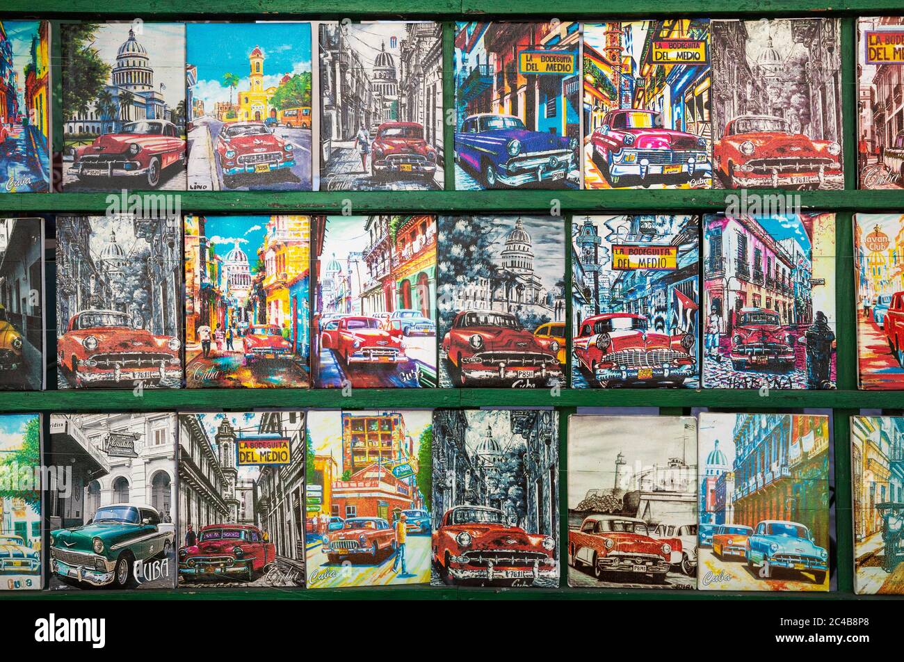 Plaques de style rétro de voitures classiques américaines dans un stand souvenir, Cienfuegos, Cuba Banque D'Images