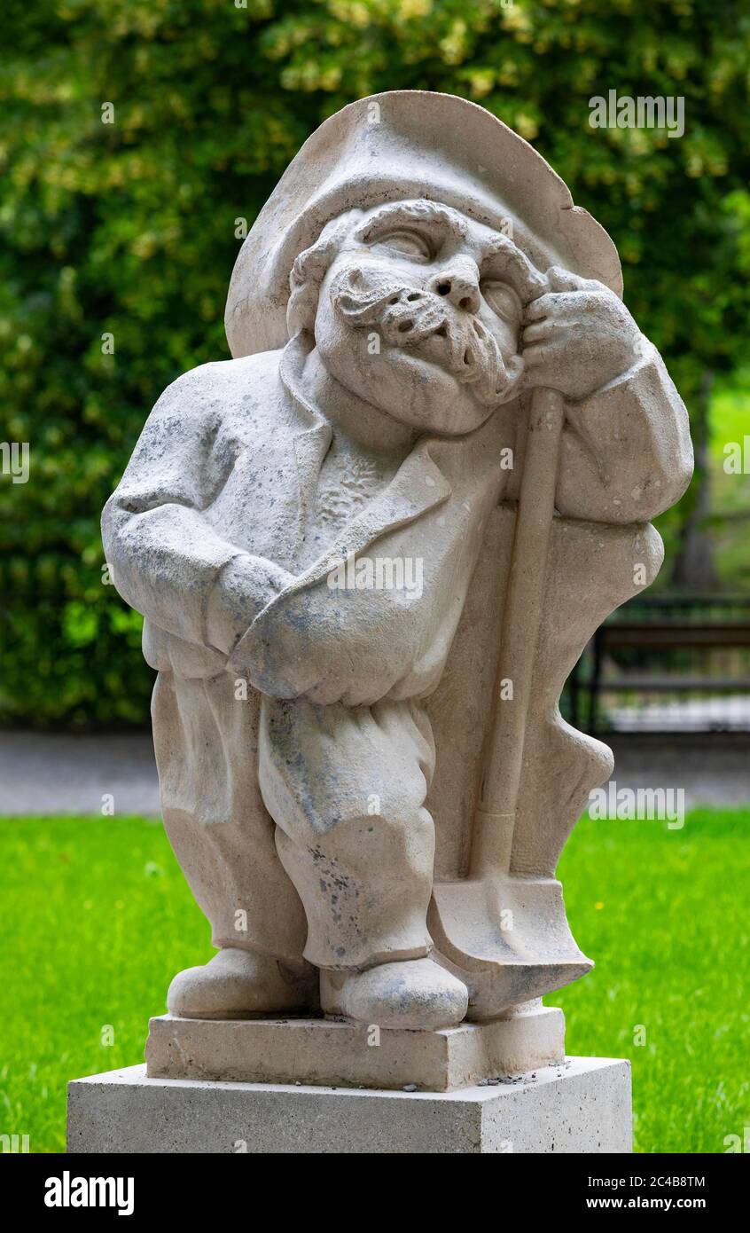 Nain avec pierre à tête, jardin nain, jardin nain dans le jardin Mirabell, Salzbourg, Autriche Banque D'Images