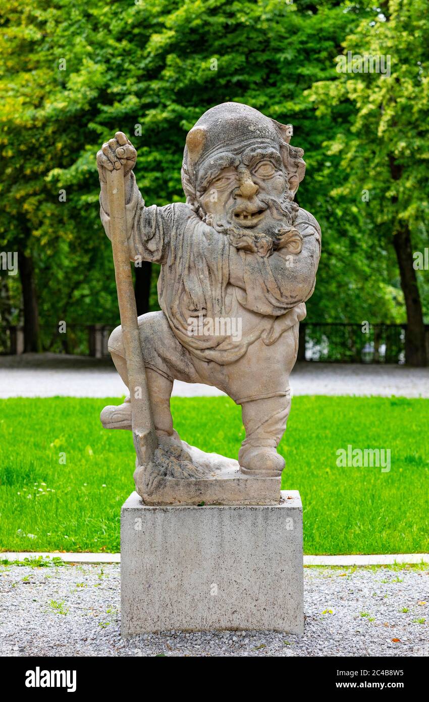 Nain avec bêche, jardin nain, jardin nain dans le jardin Mirabell, Salzbourg, Autriche Banque D'Images