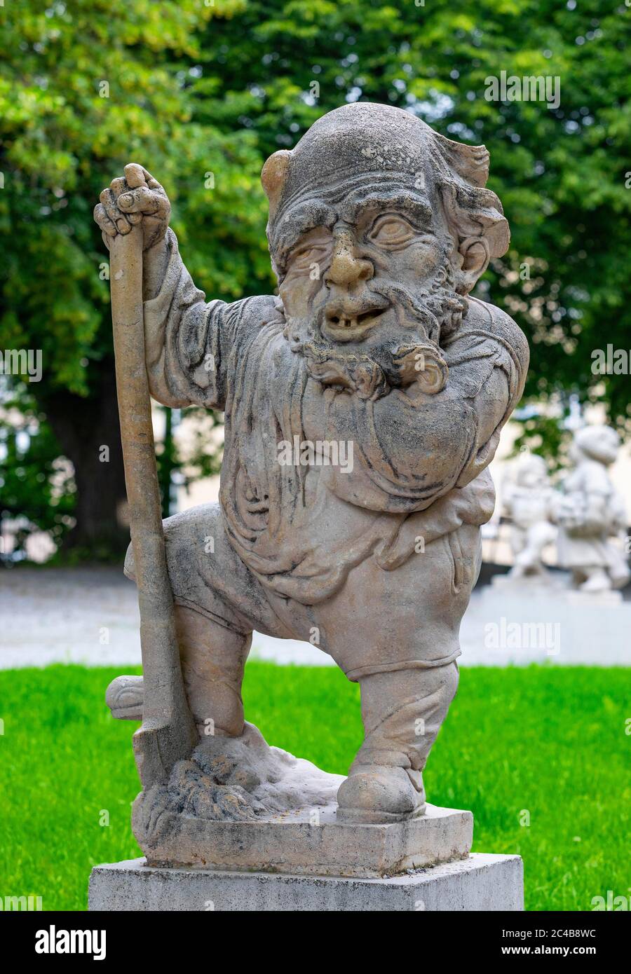 Nain avec bêche, jardin nain, jardin nain dans le jardin Mirabell, Salzbourg, Autriche Banque D'Images