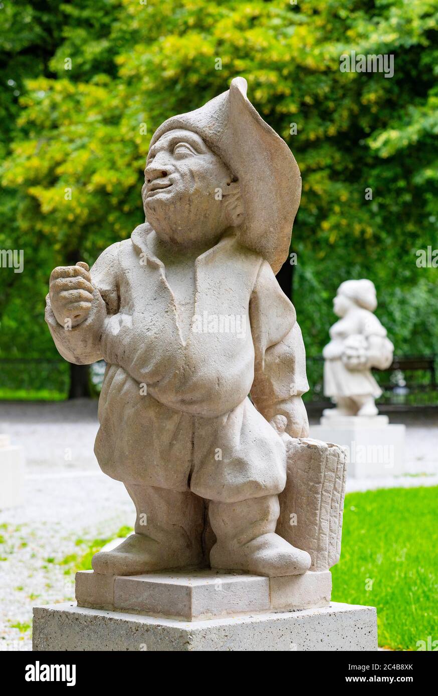 Nain avec sac de radis, jardin nain, jardin nain dans le jardin Mirabell, Salzbourg, Autriche Banque D'Images