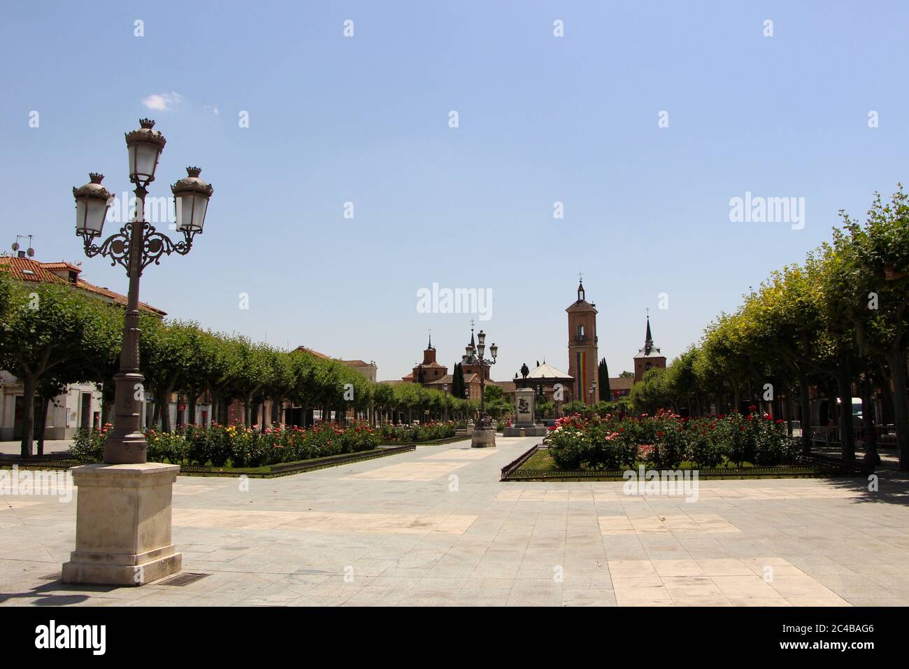 Alcalá de Henares longue bannière pour la semaine de la fierté gay accrochée de la tour du chuch de Saint Mary Torre de la iglesia de Santa Maria et des jardins Banque D'Images