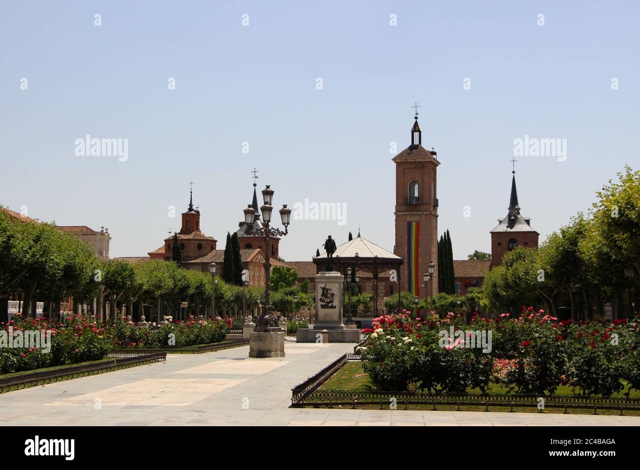 Alcalá de Henares longue bannière pour la semaine de la fierté gay accrochée de la tour du chuch de Saint Mary Torre de la iglesia de Santa Maria et des jardins Banque D'Images