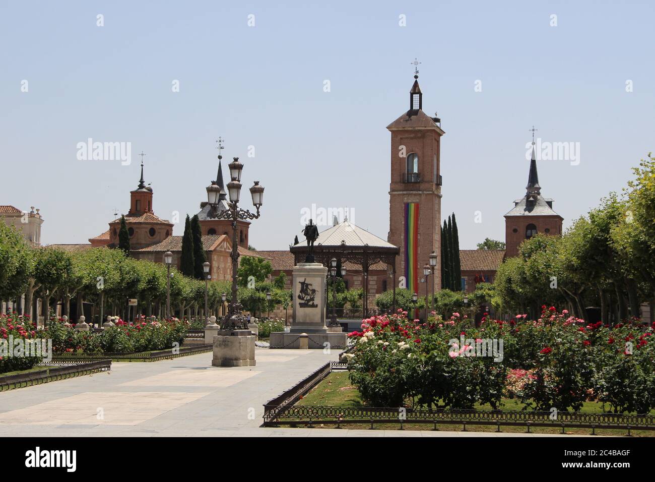 Alcalá de Henares longue bannière pour la semaine de la fierté gay accrochée de la tour du chuch de Saint Mary Torre de la iglesia de Santa Maria et des jardins Banque D'Images