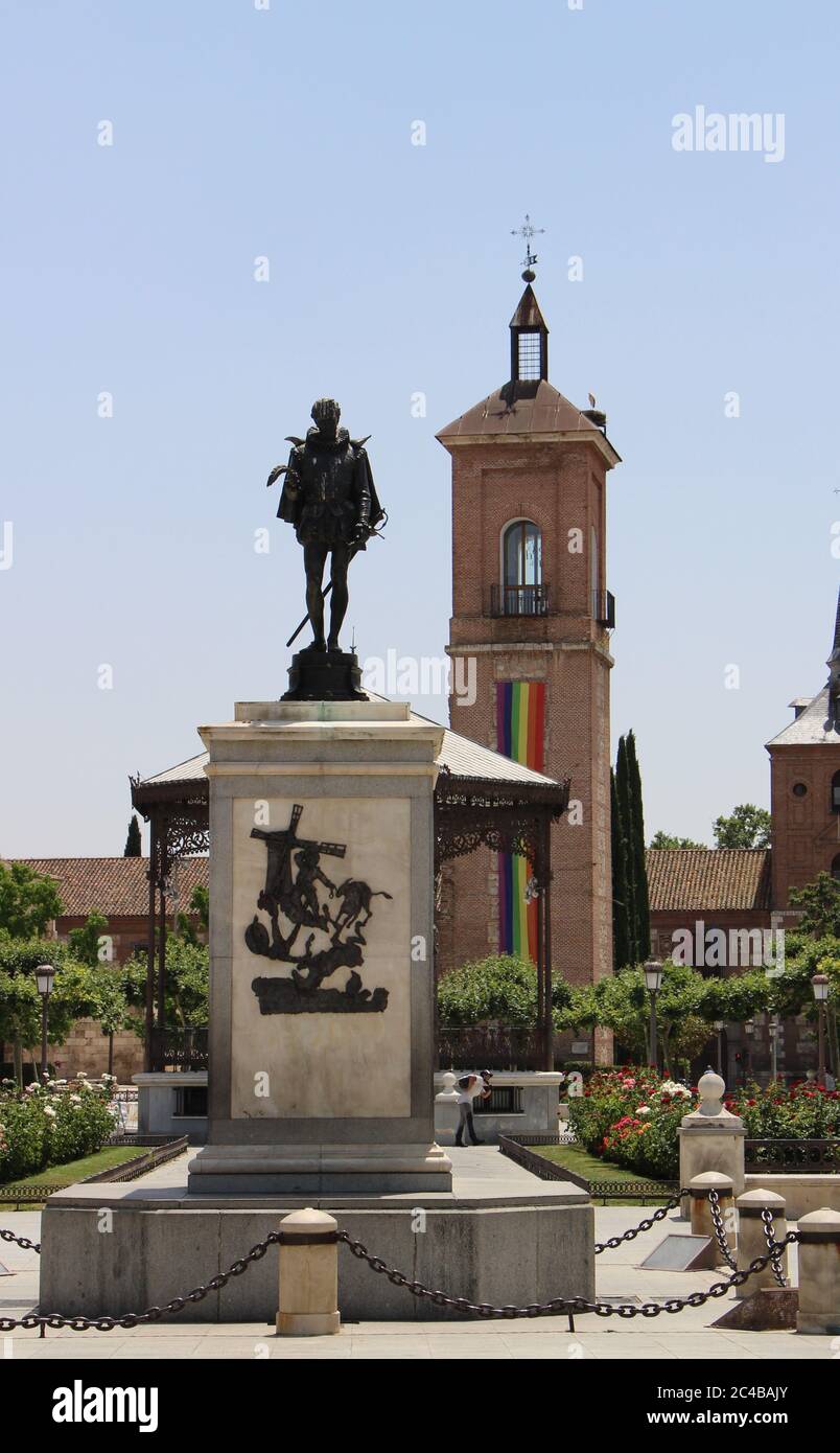 Alcalá de Henares longue bannière pour la semaine de la fierté gay accrochée de la tour du chuch de Saint Mary Torre de la iglesia de Santa Maria et des jardins Banque D'Images