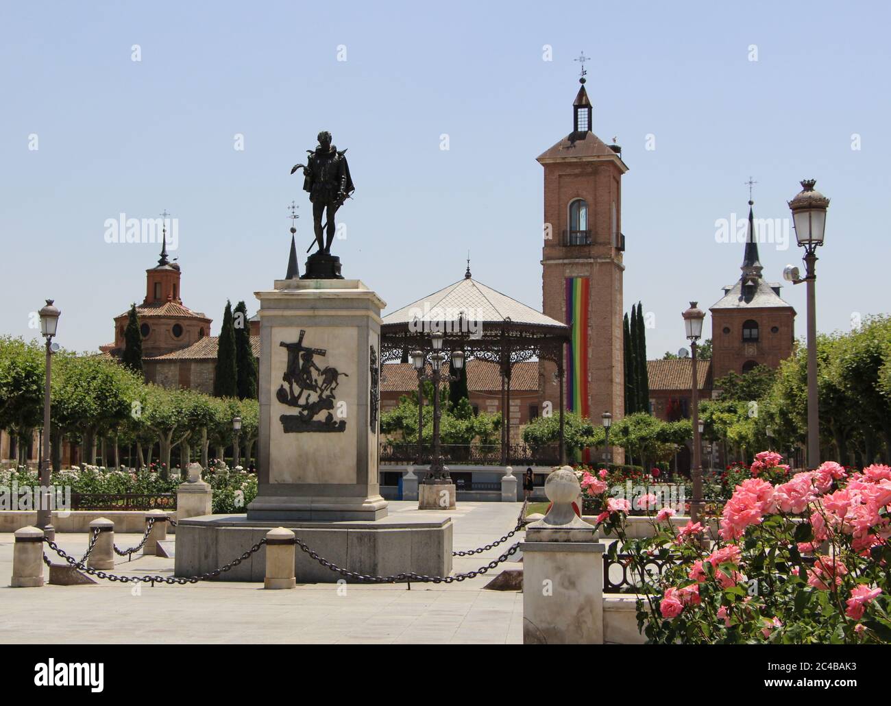 Alcalá de Henares longue bannière pour la semaine de la fierté gay accrochée de la tour du chuch de Saint Mary Torre de la iglesia de Santa Maria et des jardins Banque D'Images