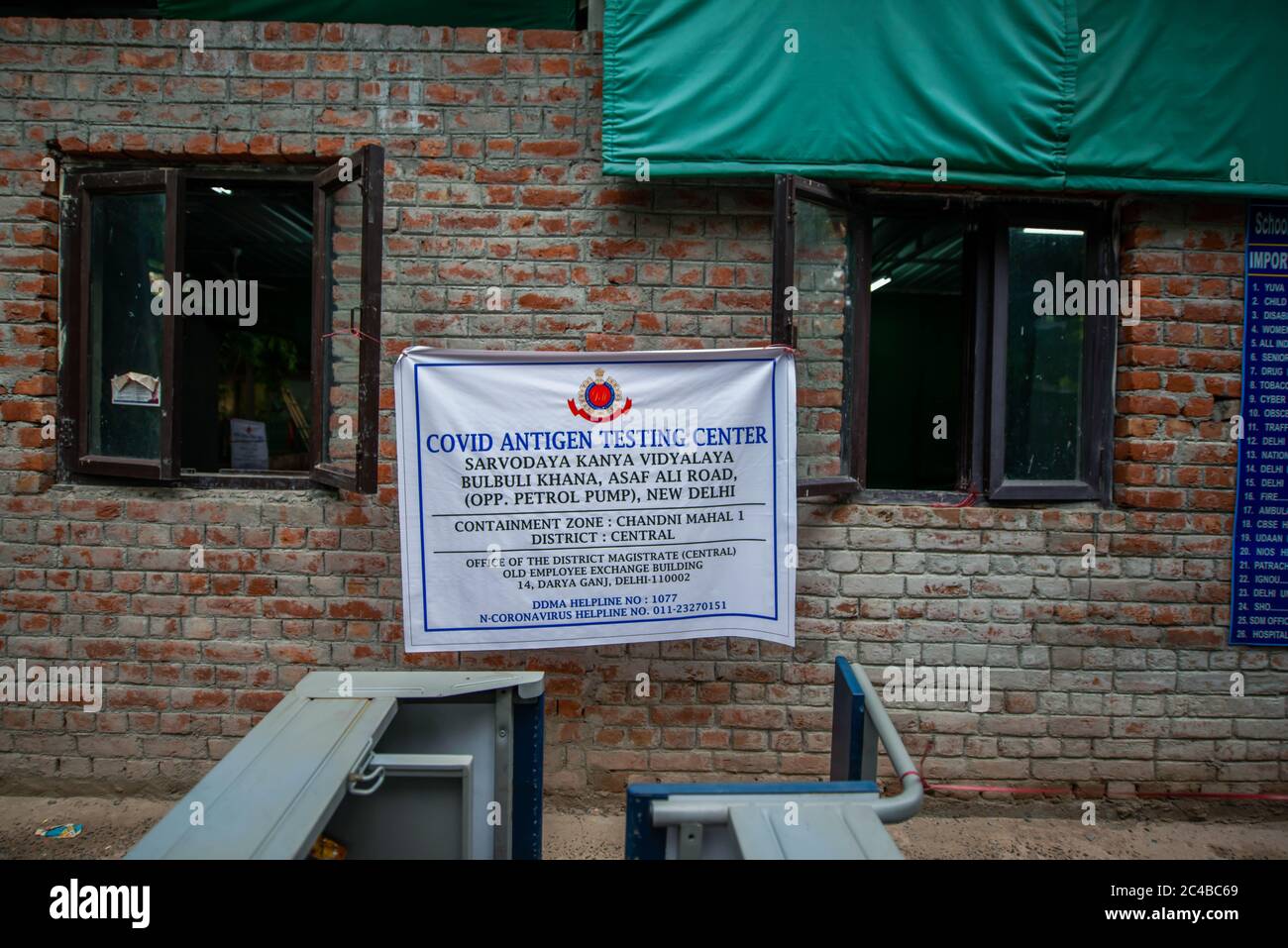 Le centre de test d'antigène Covid-19 se présente dans un établissement pendant un test. Le gouvernement indien a prévu de réaliser des tests rapides d'antigène COVID-19 à Delhi dans 169 nouvelles installations. Banque D'Images