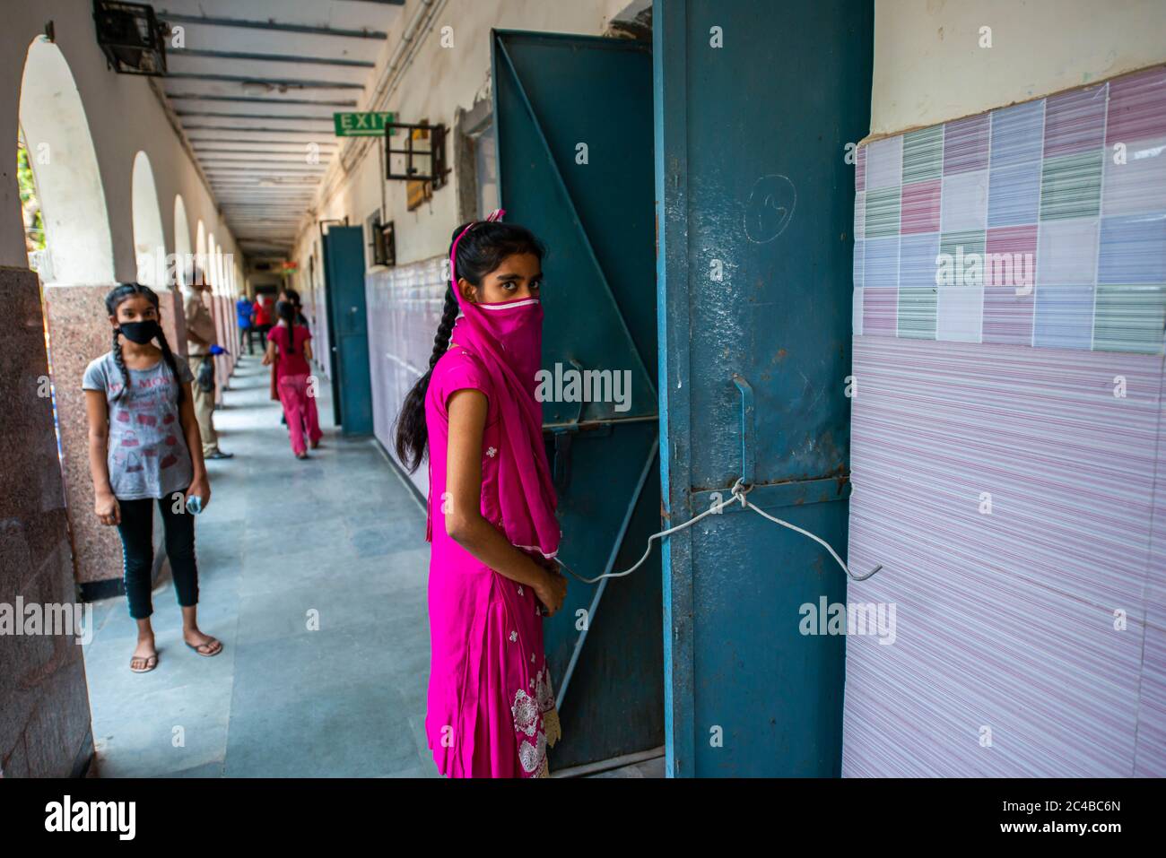 Les filles sont en file d'attente pour l'enregistrement pendant un test. Le gouvernement indien a prévu de réaliser des tests rapides d'antigène COVID-19 à Delhi dans 169 nouvelles installations. Banque D'Images