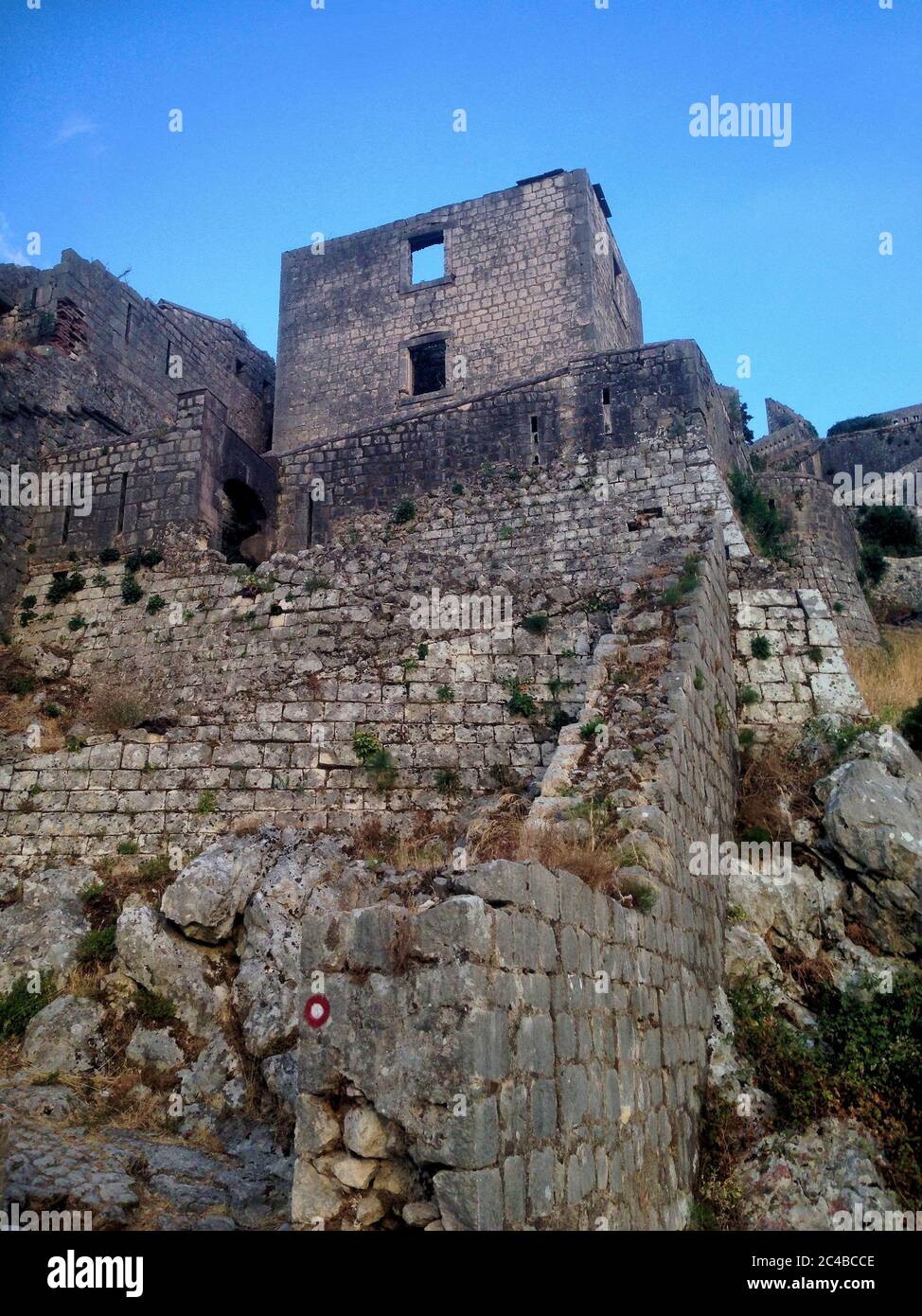 Ancienne ruine sur le sommet d'une colline à Kotor Banque D'Images