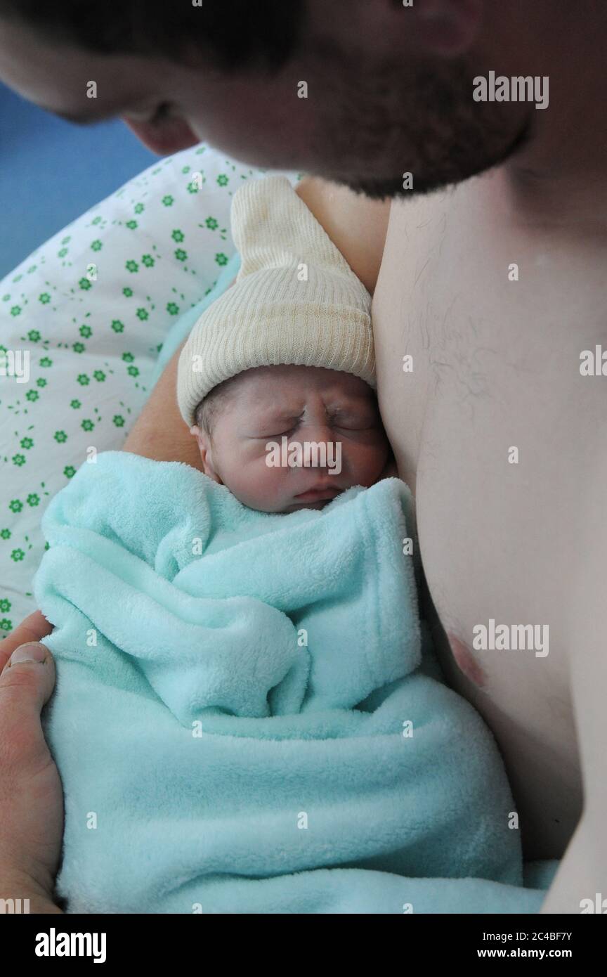 Bebe Dans Un Incubateur A L Hopital Banque D Image Et Photos Page 10 Alamy