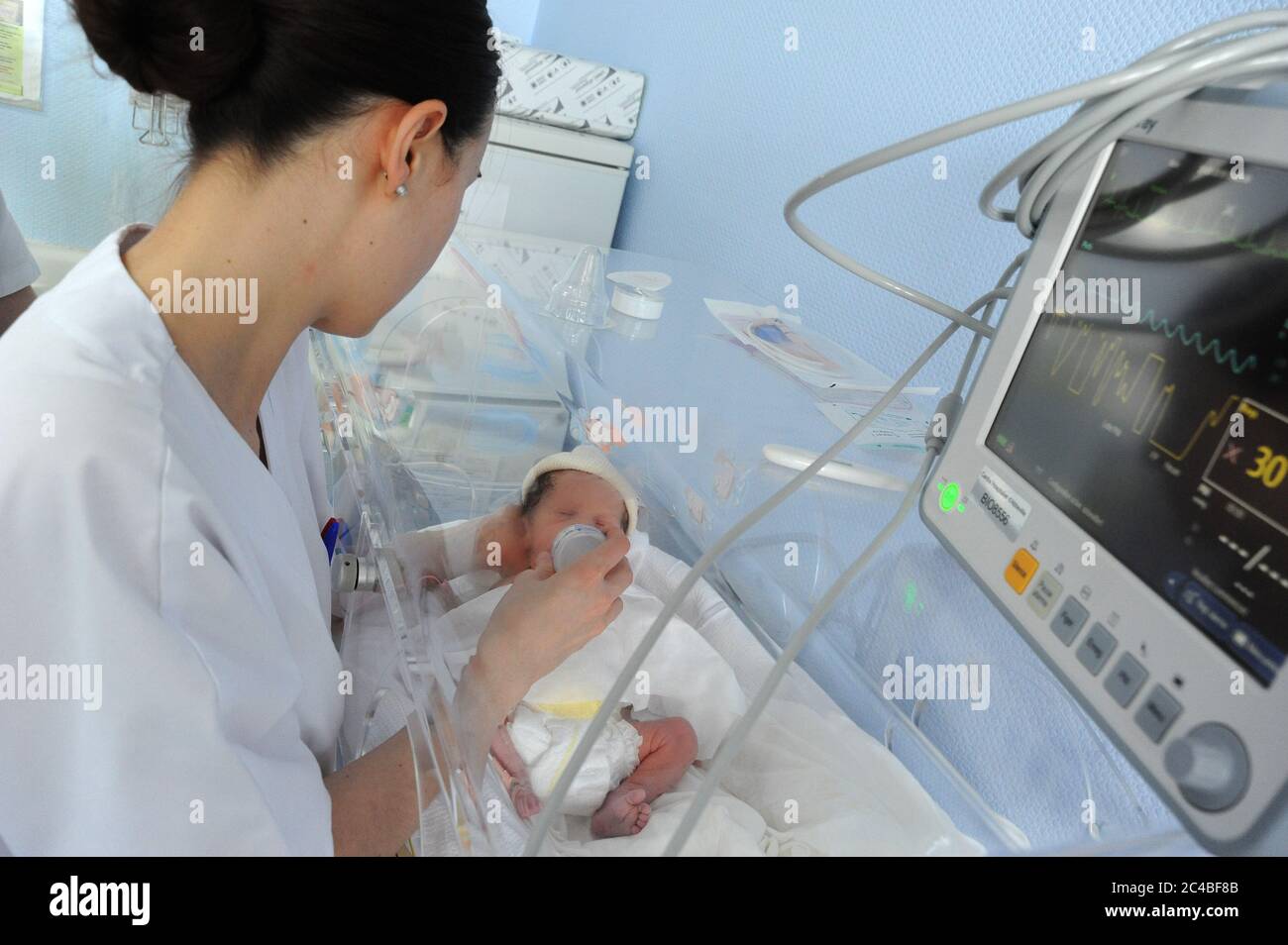 Rapport à l'hôpital de maternité d'Abbeville, département de la somme. Naissance de jumeaux par césarienne. Les jumeaux placés dans l'incubateur sont pris Banque D'Images