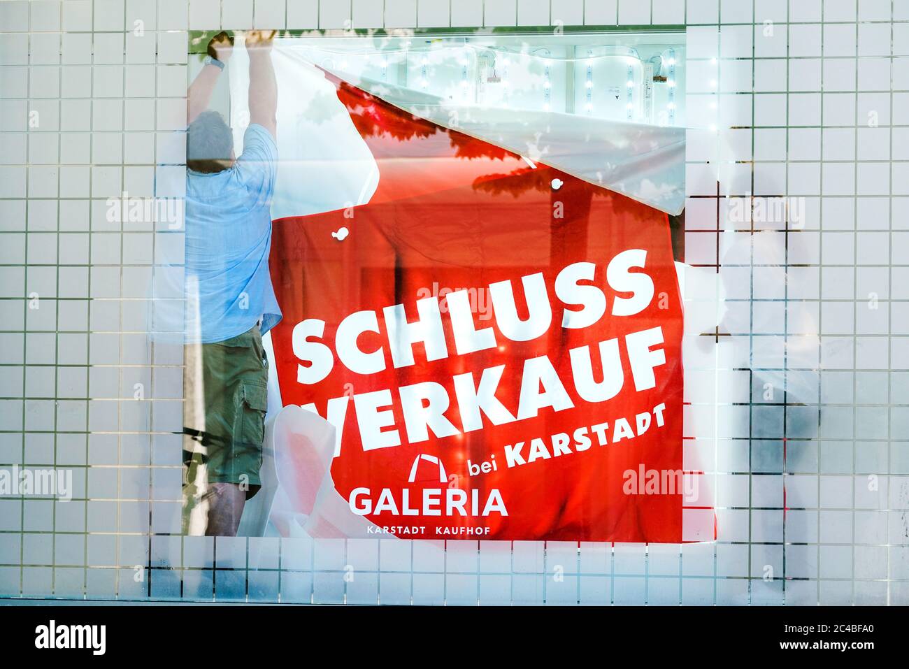 Dortmund, Allemagne, 25 juin 2020 : vitrine du magasin Karstadt à Dortmund menacée de fermeture --- Dortmund, 25.6.2020: Schaufenster des von der Schließung chambre à coucher Karstadt-Kaufhauss à Dortmund Banque D'Images