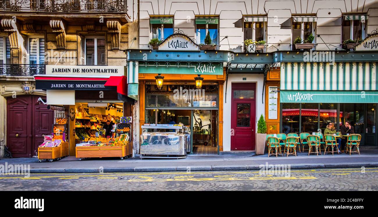 Rue des abbesses Banque de photographies et d'images à haute résolution -  Alamy