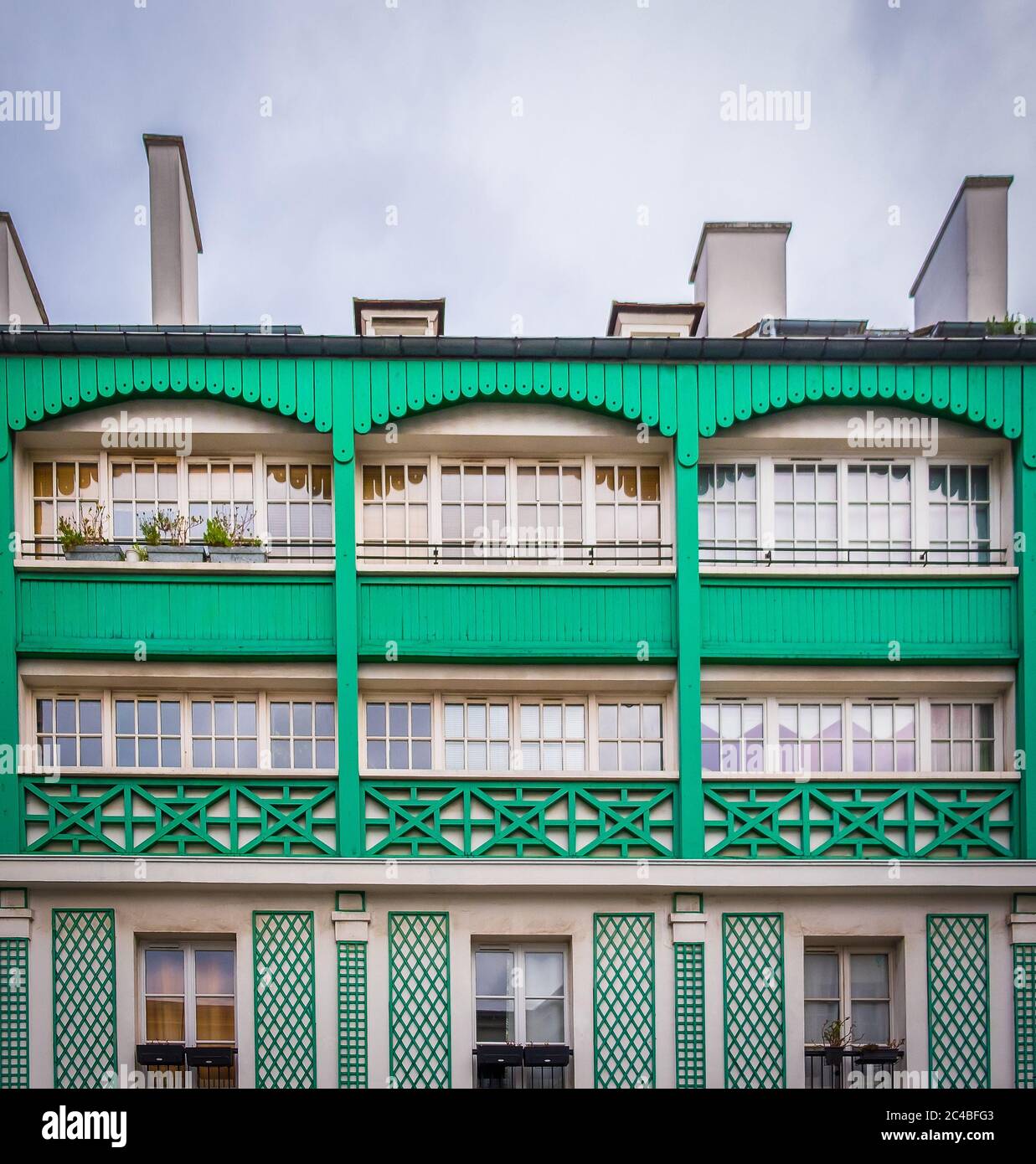 Paris, France, février 2020, vue sur les étages supérieurs d'un bâtiment vert dans la rue Lepic au coeur du quartier de Montmartre Banque D'Images