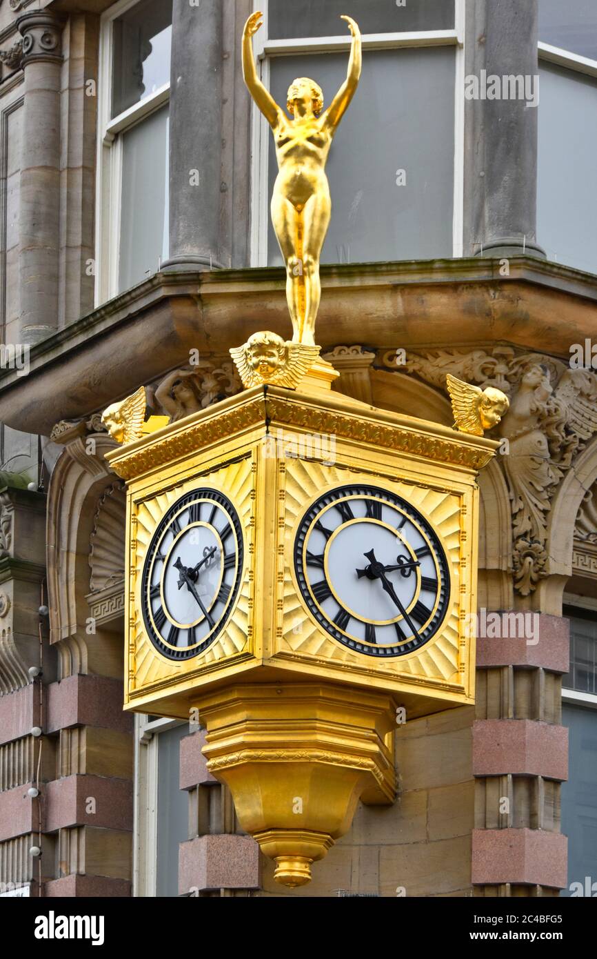 Gros plan Vénus comme une statue de dame d'or en feuille d'or au-dessus de deux heures face à l'angle de l'ancien magasin victorien Northern Goldsmiths bâtiment Newcastle Royaume-Uni Banque D'Images