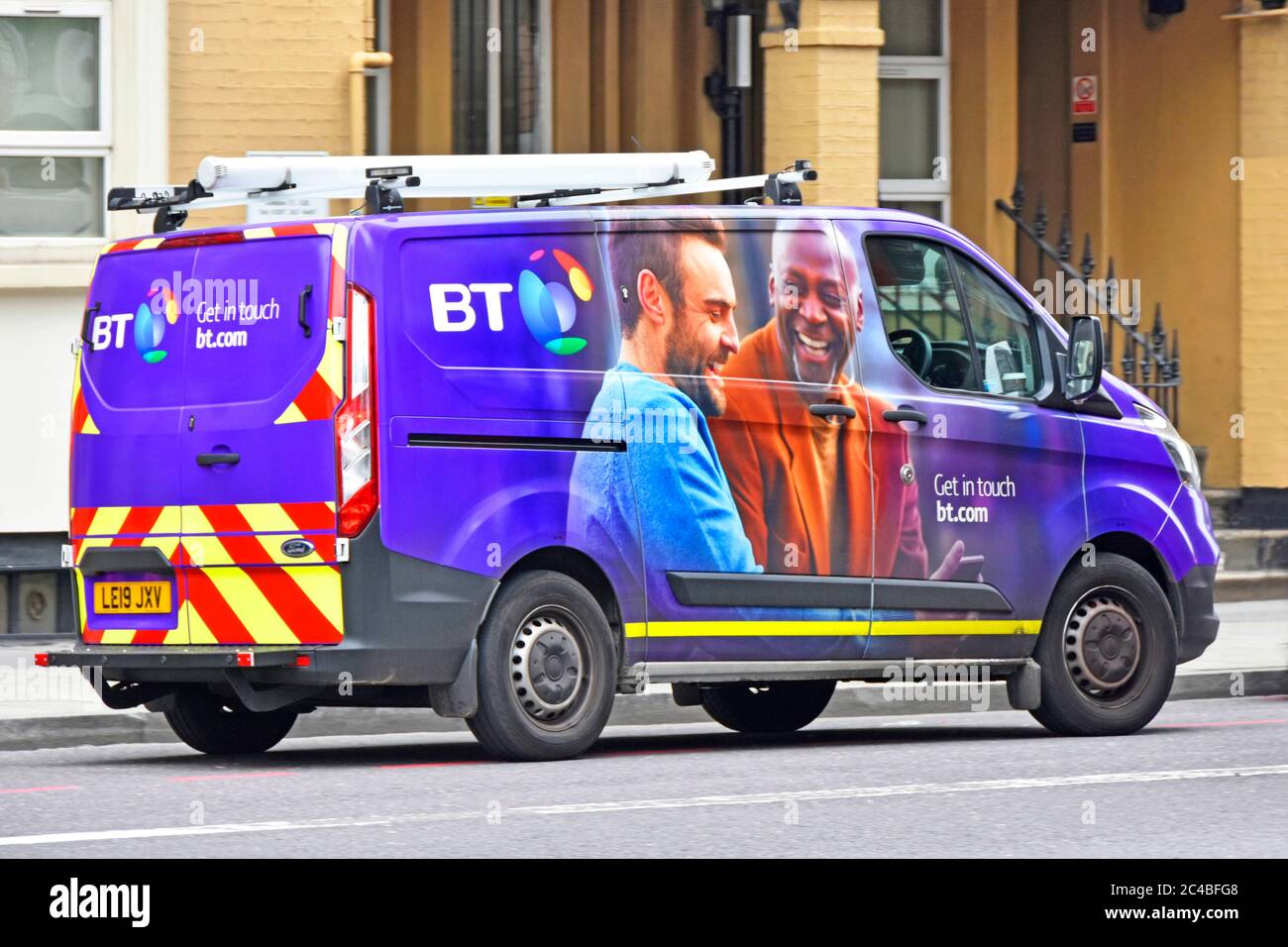 Vue latérale et arrière de la fourgonnette de transport Ford violette exploitée par Logo BT et motif coloré de personnes site Web Get In touch Adresse parquée dans l'est de Londres Angleterre Royaume-Uni Banque D'Images