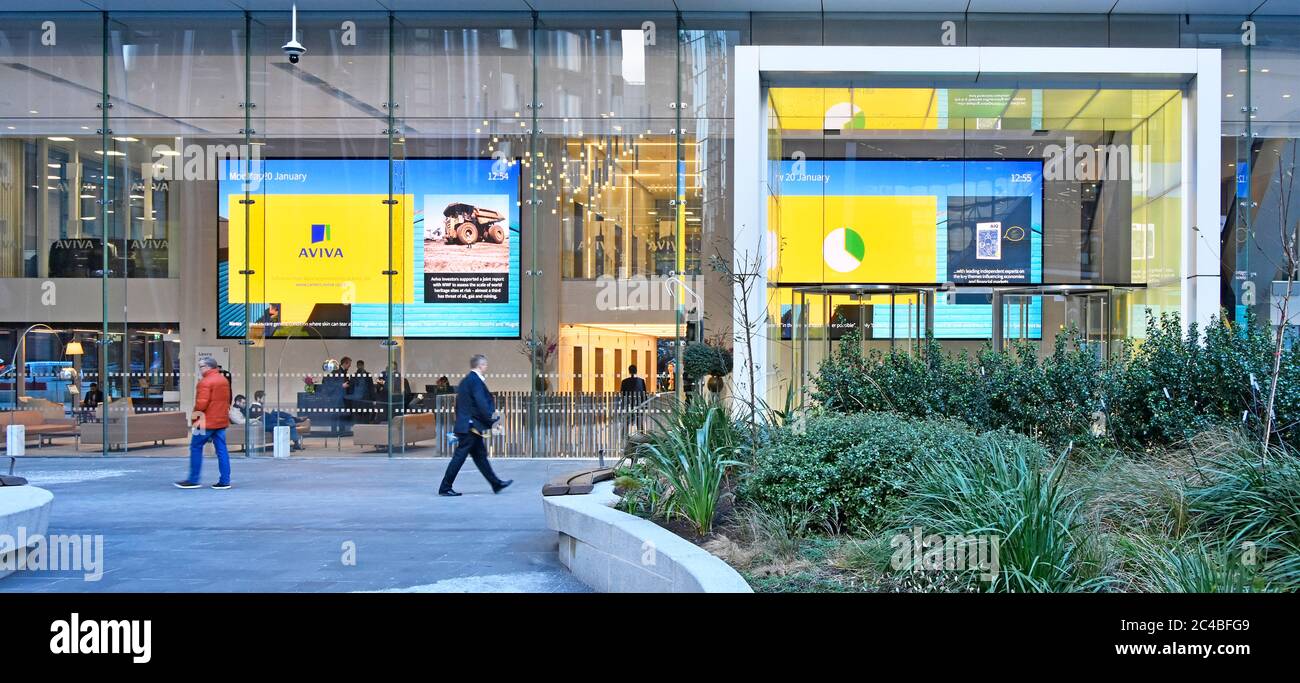 Rez-de-chaussée intérieur bureau ouvert réception et entrée Aviva assurance bâtiment HQ dans la ville de Londres écran plat écran de télévision Angleterre Royaume-Uni Banque D'Images
