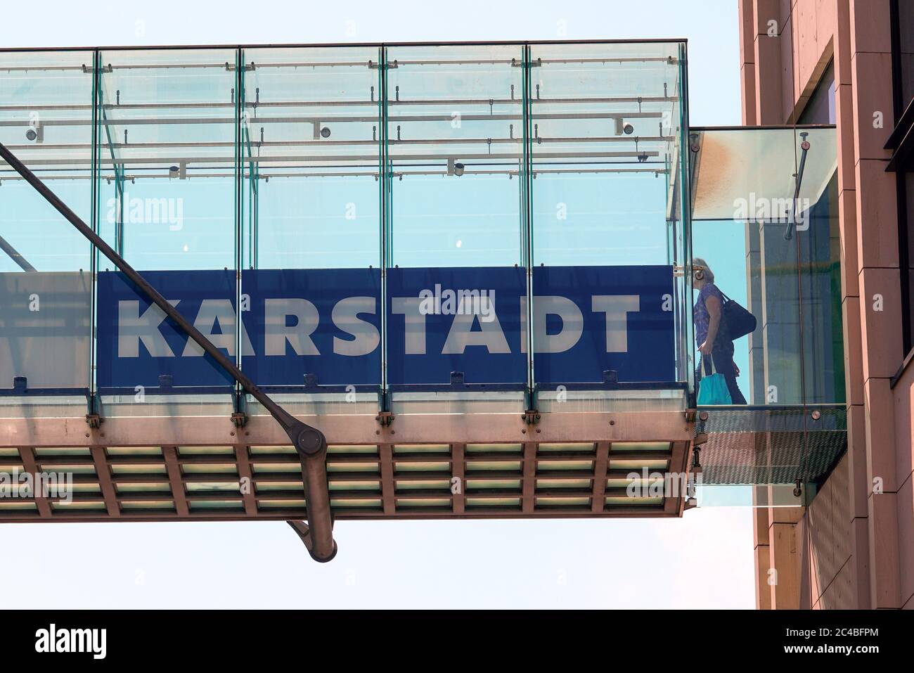 Dortmund, Allemagne, 25 juin 2020: Pont de verre entre les maisons menacées par la fermeture Karstadt et Karstadt-Sports à Dortmund --- Dortmund, 25.6.2020: Glasbrücke zwischen den von der Schließung Wchamhten Häusern Karstadt und Karstadt-Sports à Dortmund Banque D'Images