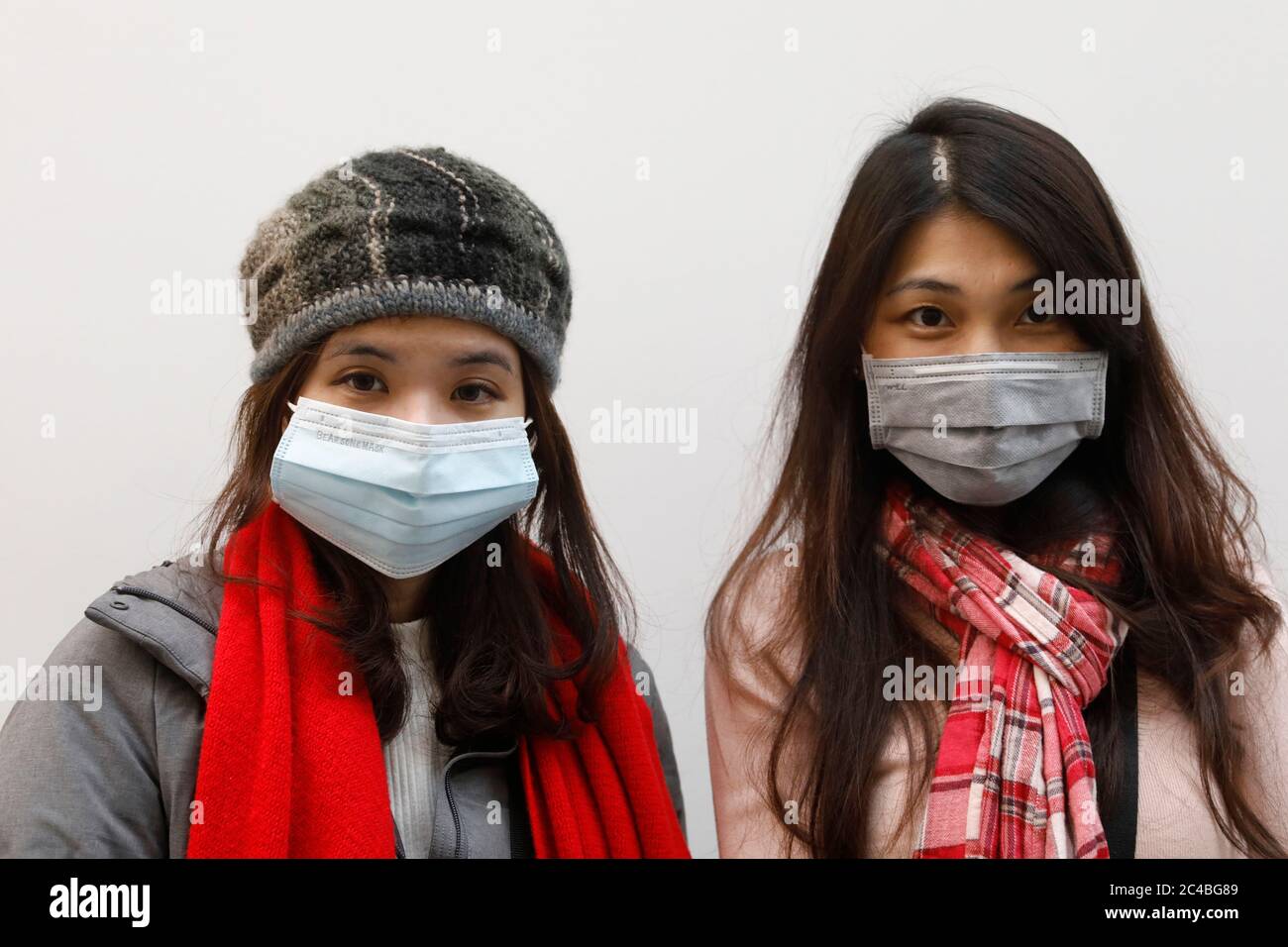 Les jeunes femmes chinoises portent des masques pendant l'épidémie virale Banque D'Images