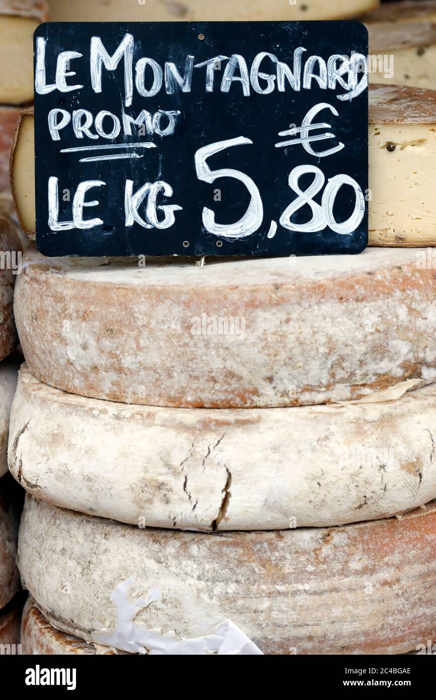 Fromage français traditionnel à vendre sur le marché Banque D'Images