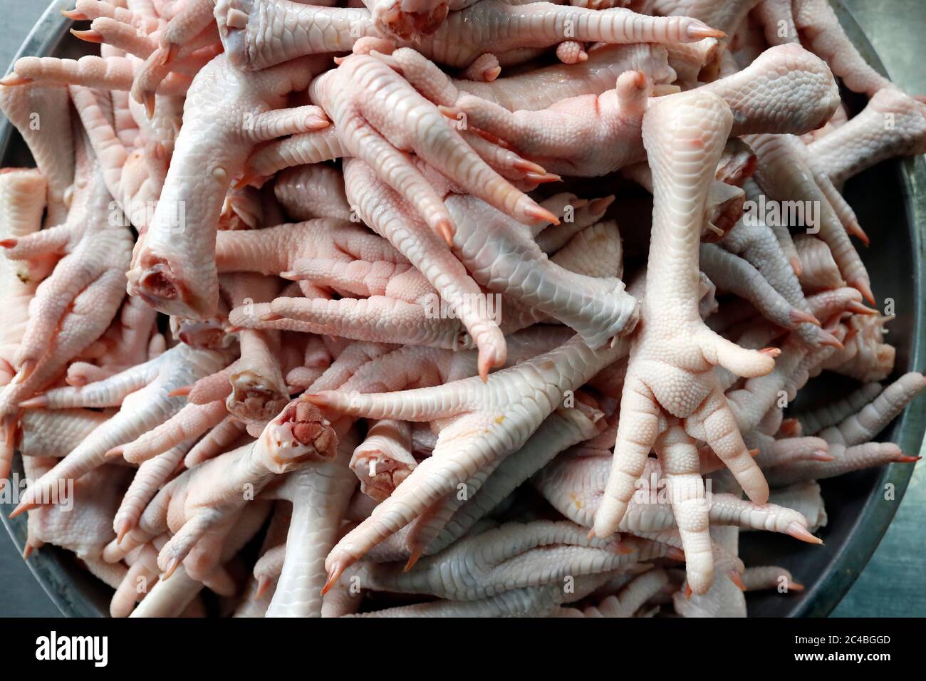 Pieds de poulet à vendre sur le marché Banque D'Images